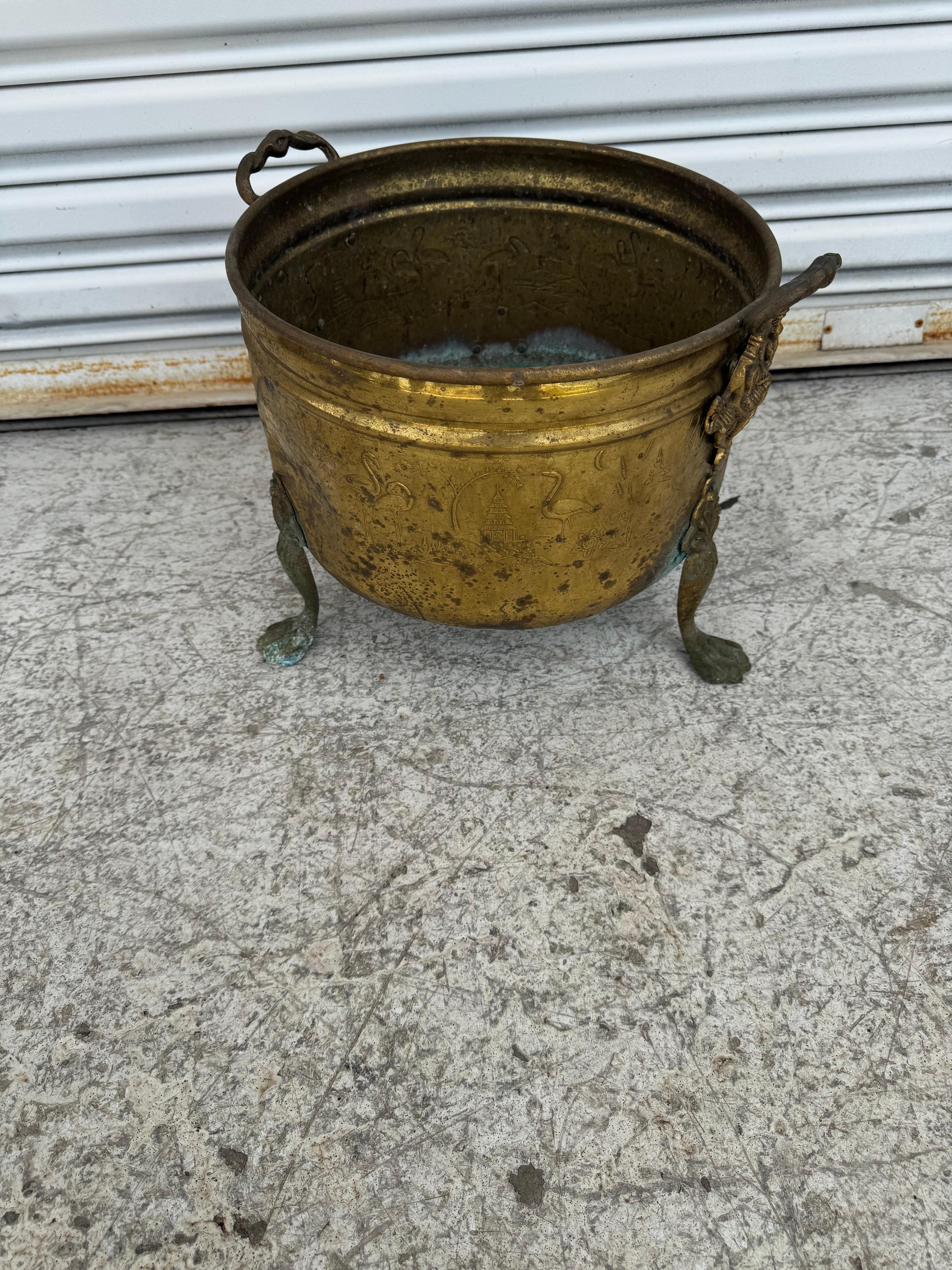 Vaso in rame antico con gambe e maniglie in ottone In condizioni buone in vendita a Pasadena, TX