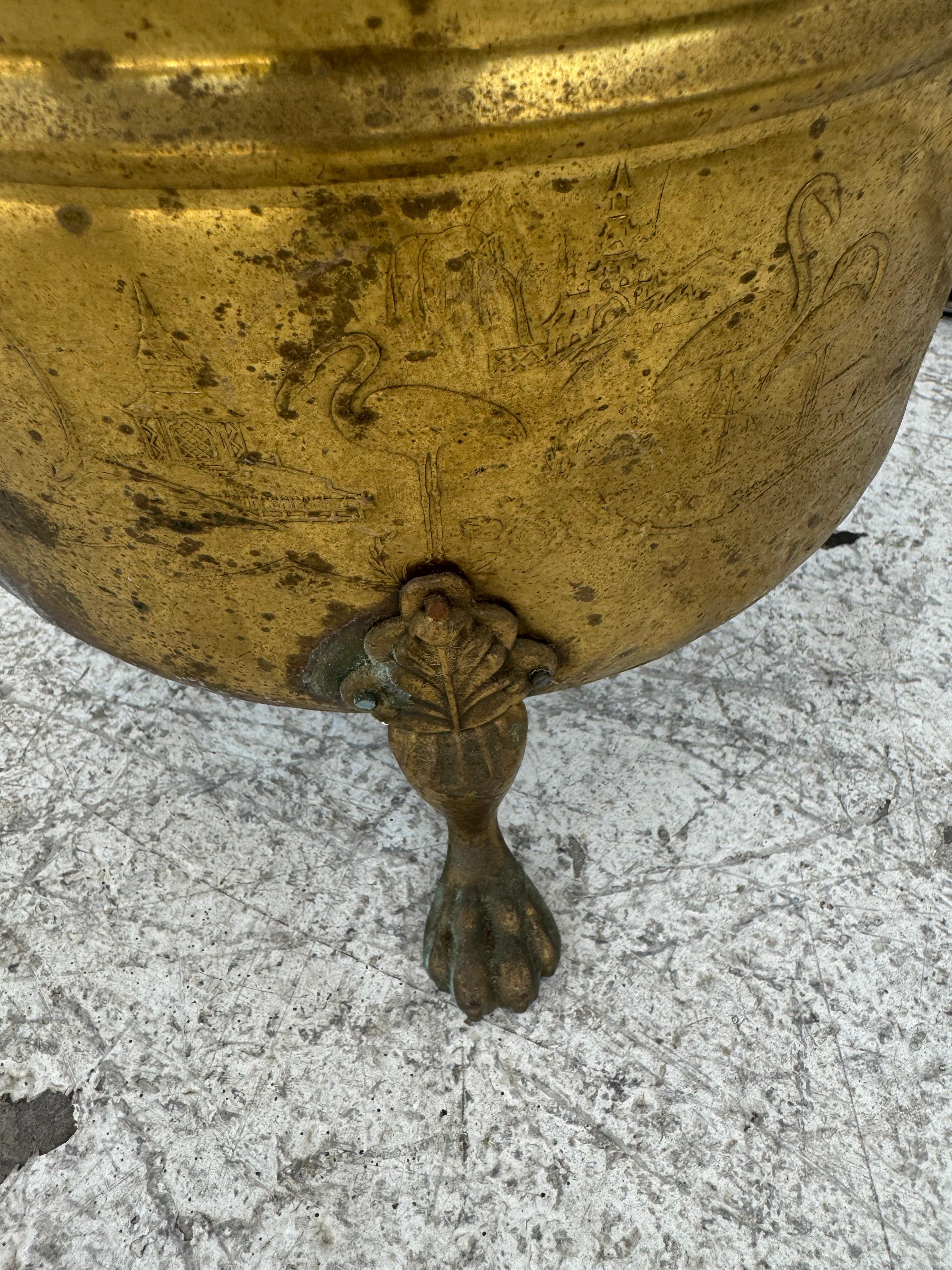 XX secolo Vaso in rame antico con gambe e maniglie in ottone in vendita