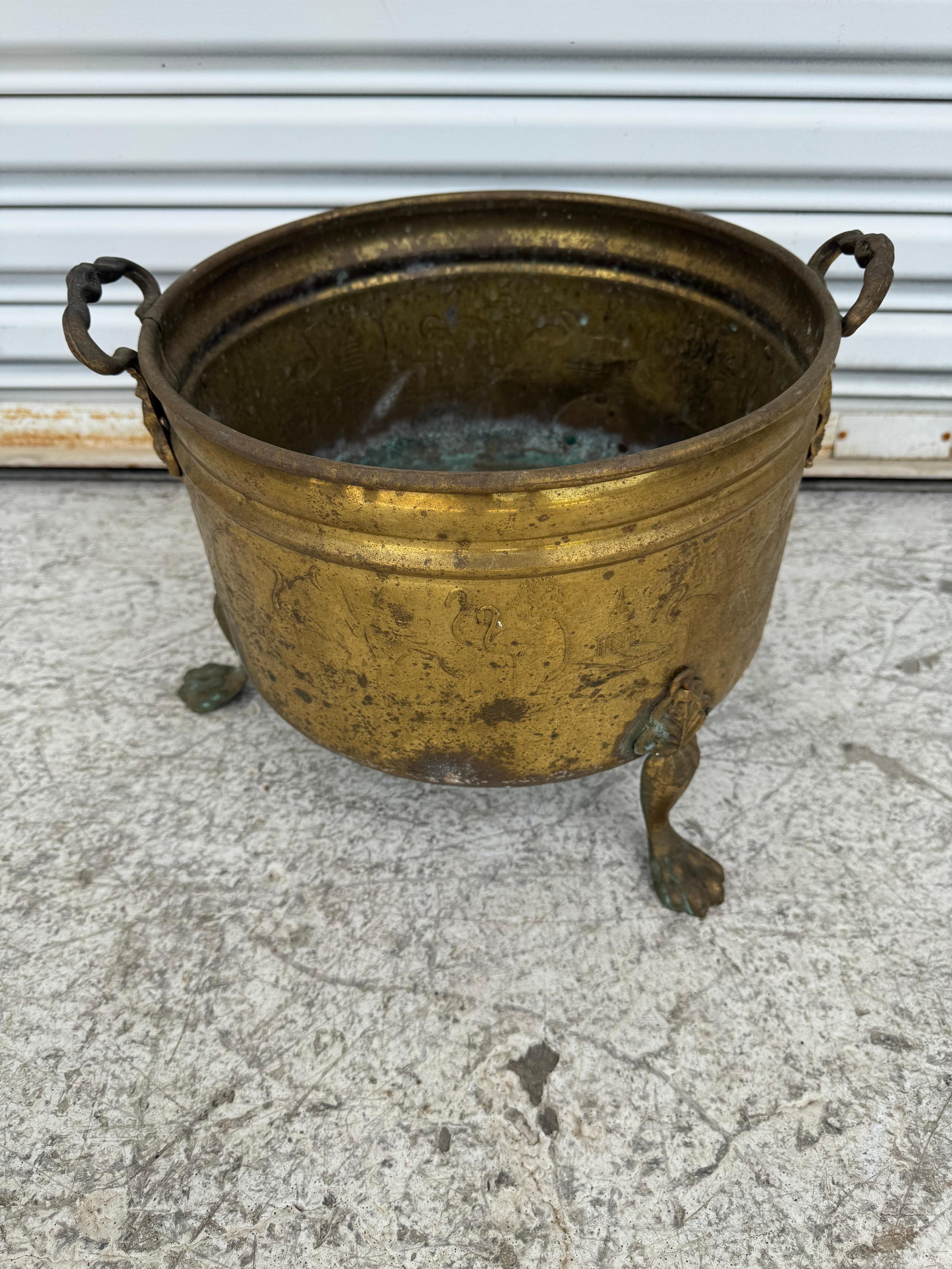 Ottone Vaso in rame antico con gambe e maniglie in ottone in vendita