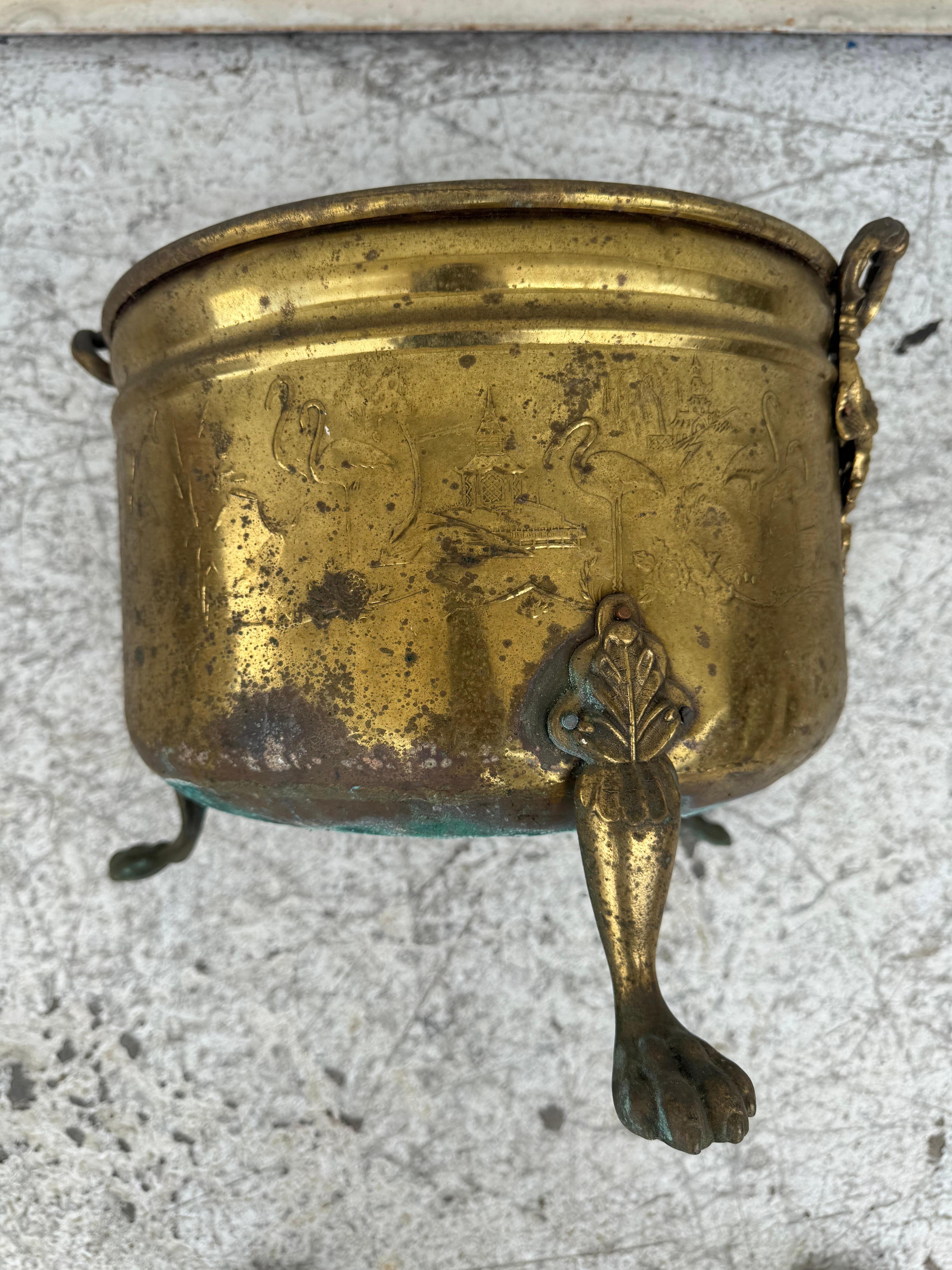 Vaso in rame antico con gambe e maniglie in ottone in vendita 1