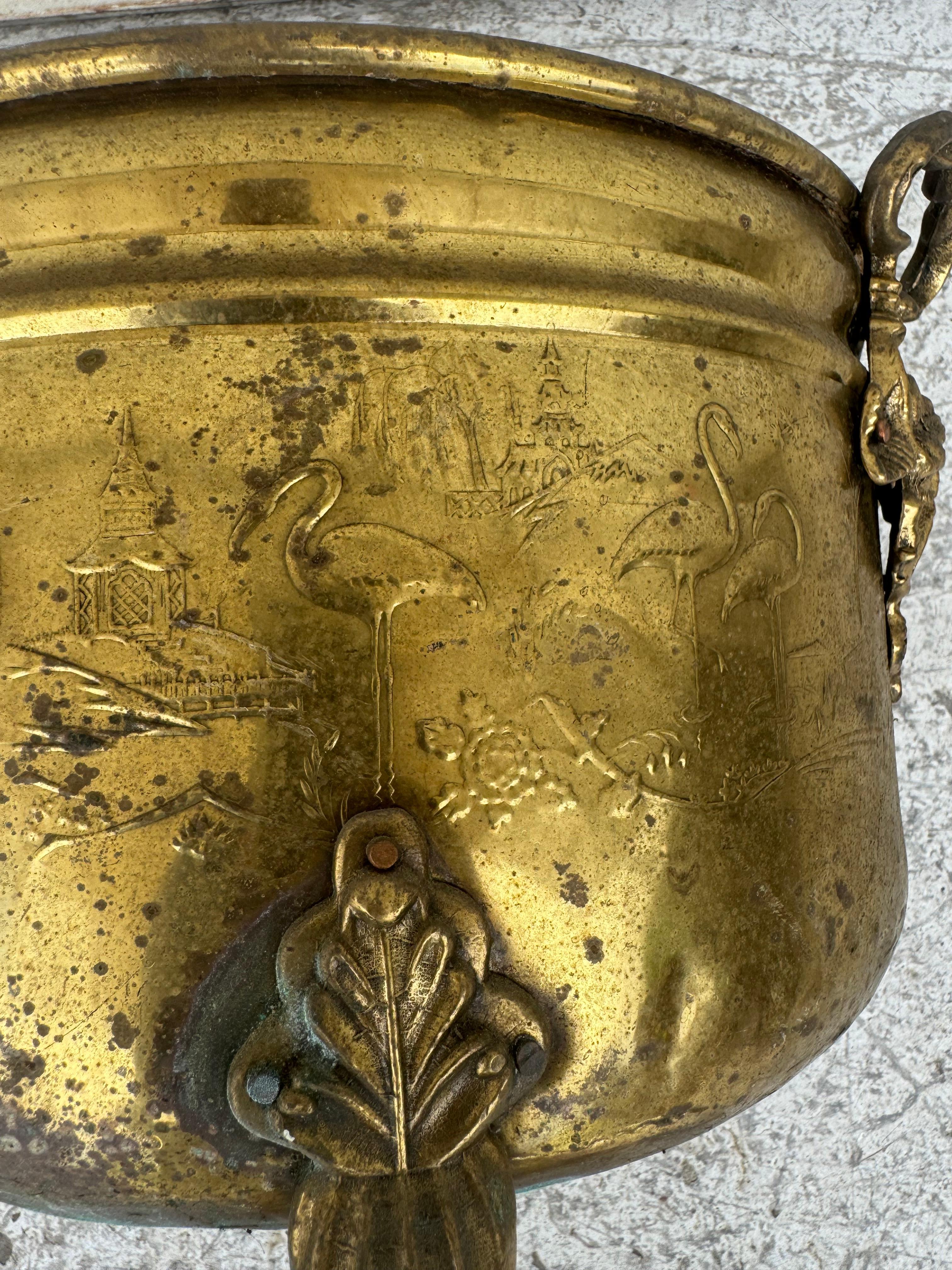 Vaso in rame antico con gambe e maniglie in ottone in vendita 3
