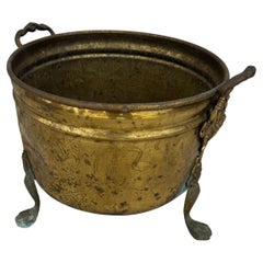 Vaso in rame antico con gambe e maniglie in ottone