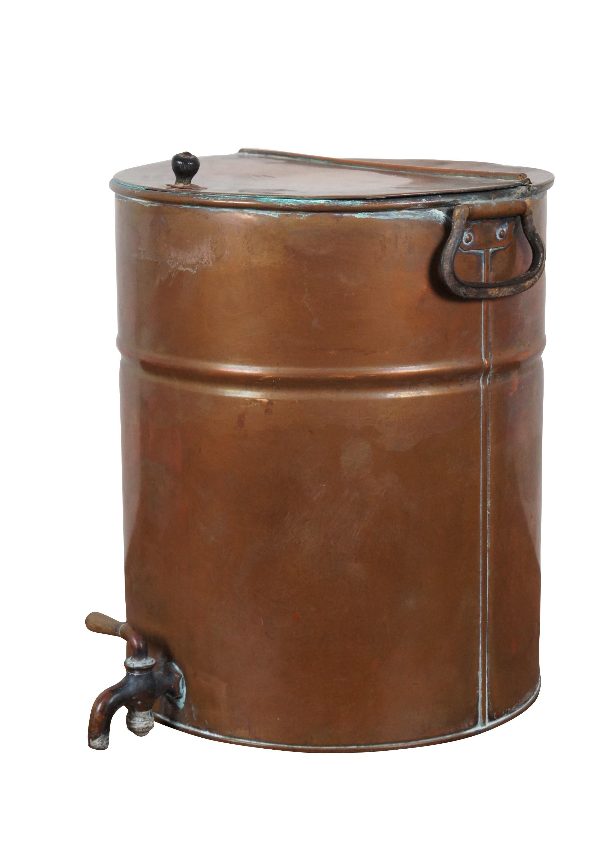 Urne ancienne en cuivre pour le thé et le café de la ferme  / pot / refroidisseur d'eau / chaudière  / distributeur de boissons. Corps cylindrique en cuivre, poignée en bois sur le robinet et le couvercle ; poignées rotatives ; comprend un tamis qui