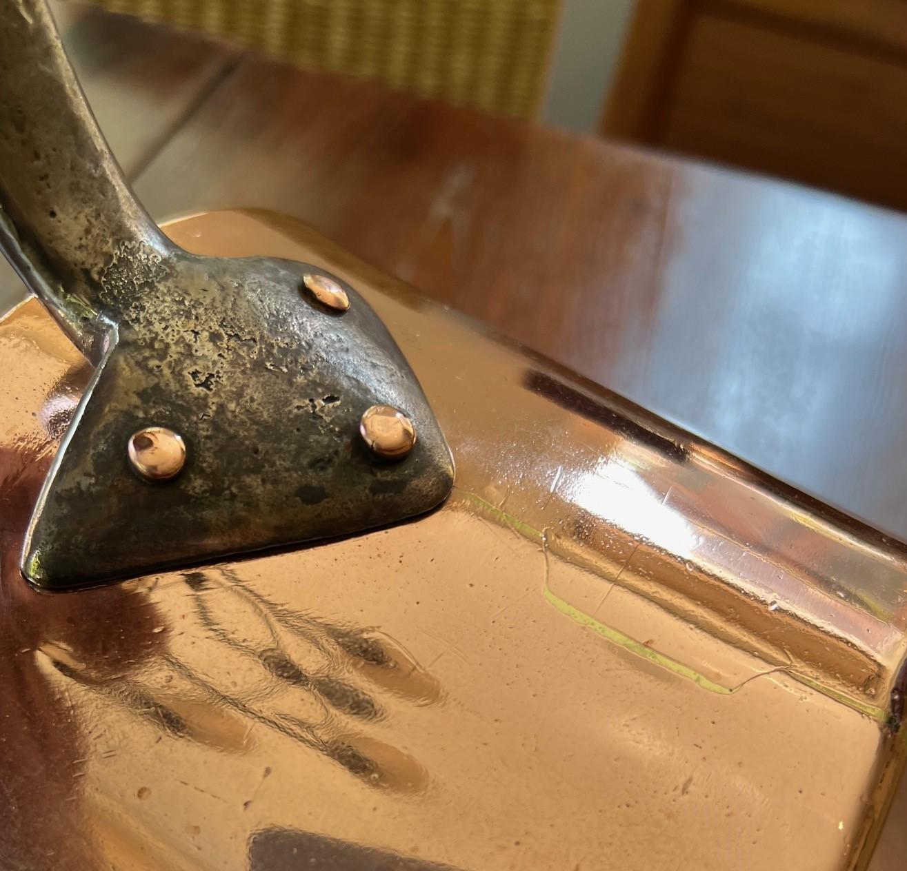 Cacerola Antigua de Cobre con Mango de Hierro - Repasada y Pulida Profesionalmente en Bueno estado para la venta en Morristown, NJ
