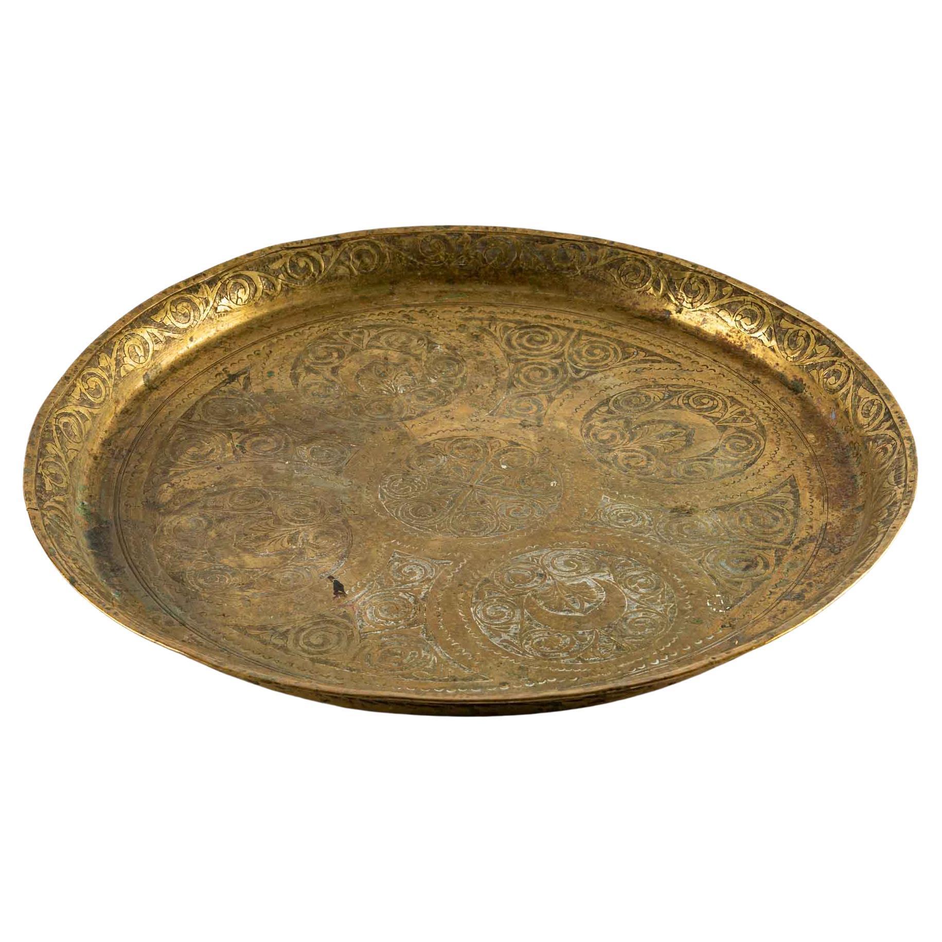 Antique copper tray, 19th century Syrian work.
Measures: D: 40 cm, d: 3 cm.
