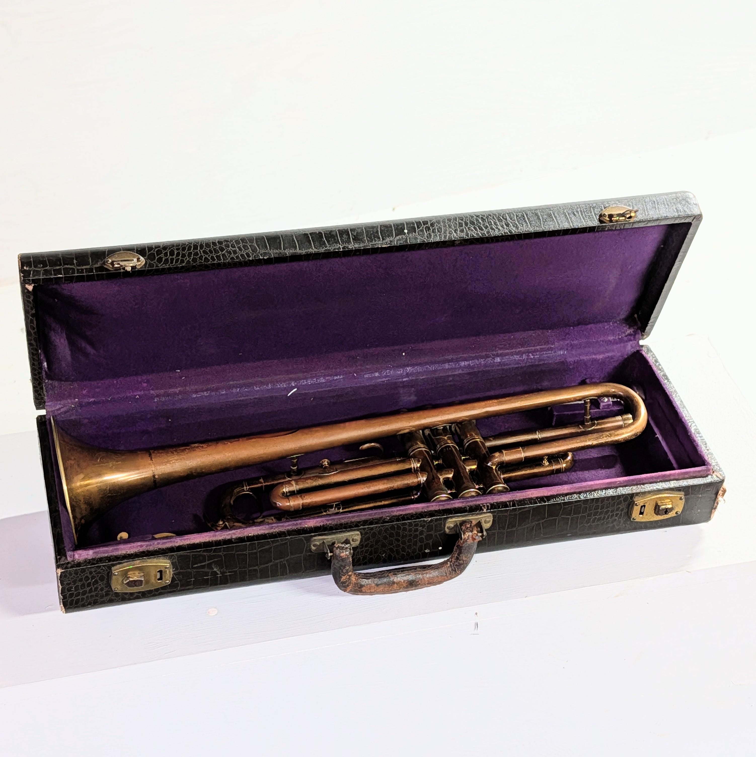 Exceptionnellement rare, cette trompette ancienne en cuivre a été fabriquée par Antonín Khüttl à Graslitz (Bohemia - plus tard partie de la Tchécoslovaquie) vers 1910. Khüttl comptait parmi les facteurs d'instruments les plus respectés de l'Empire
