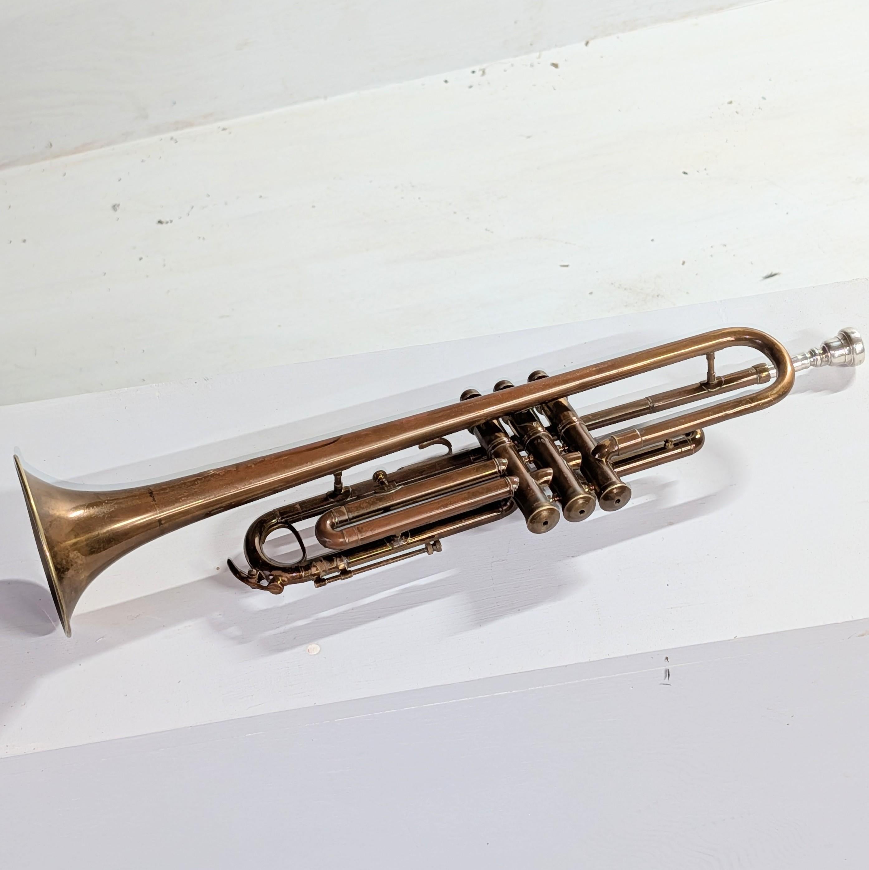 Trompette ancienne en cuivre par A. Khüttl, Graslitz (Tchécoslovaquie), vers 1910 Excellent état - En vente à Southbury, CT