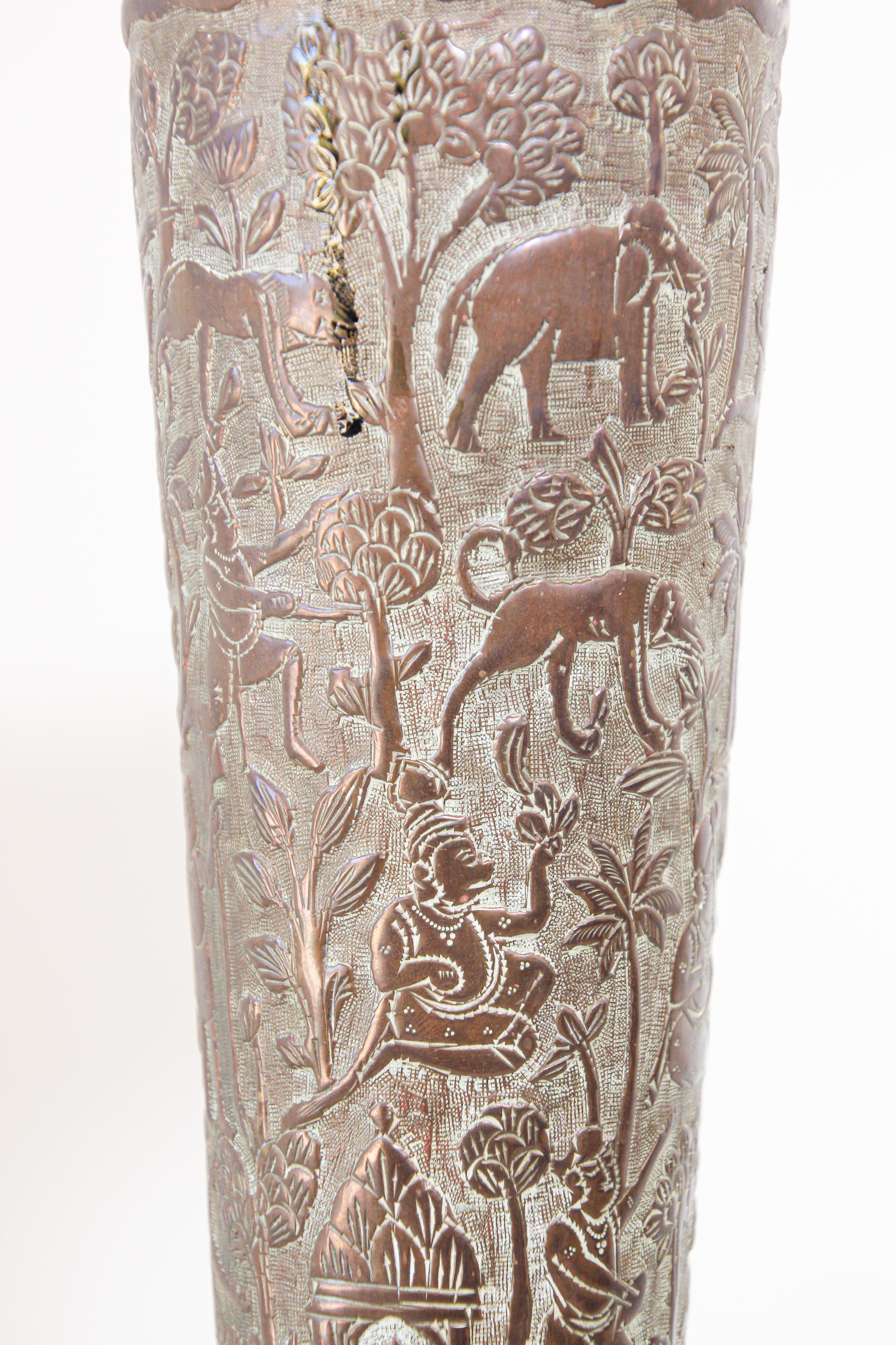 Vase en cuivre ancien avec scènes hindoues, 19ème siècle en vente 3