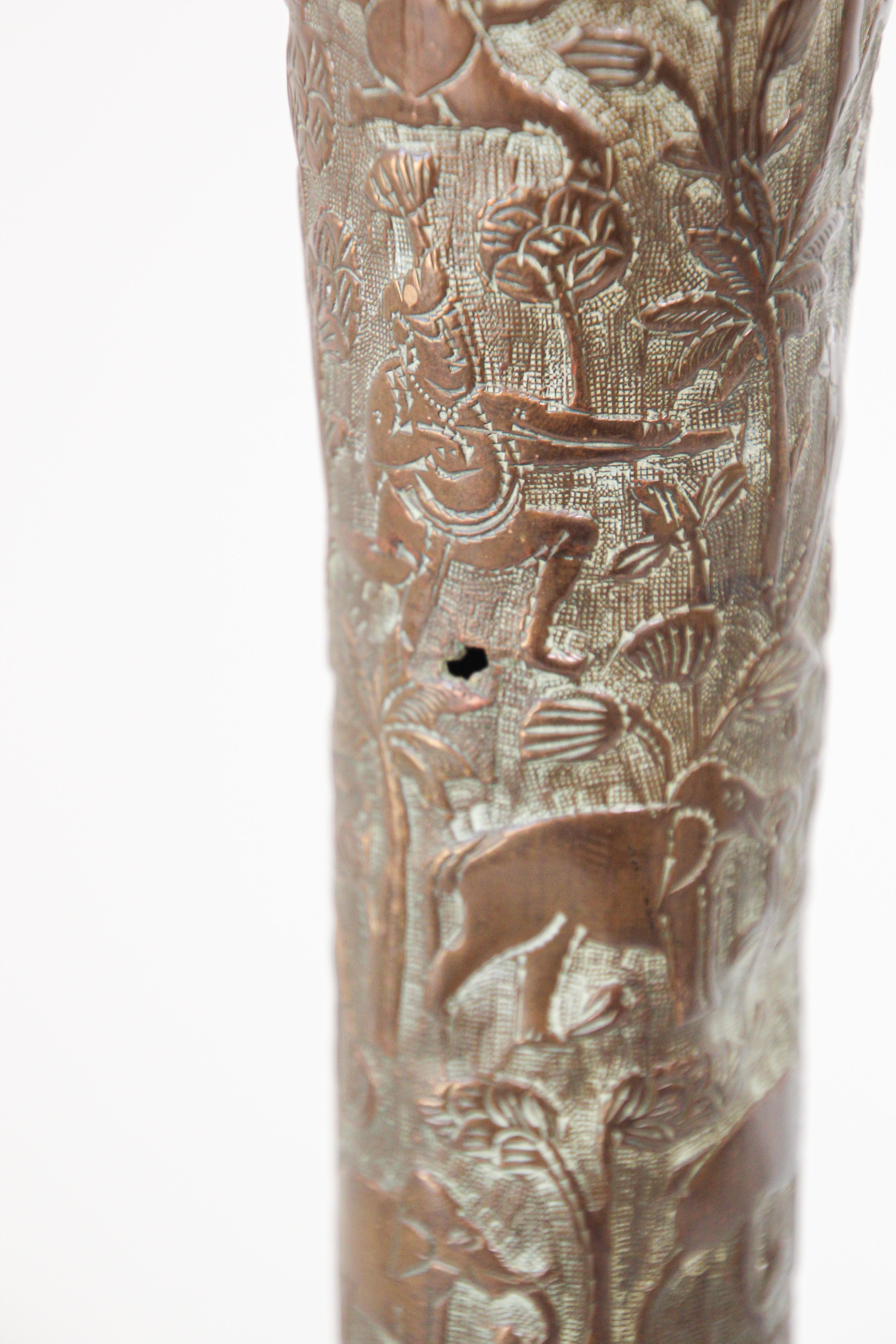 Vase en cuivre ancien avec scènes hindoues, 19ème siècle en vente 4