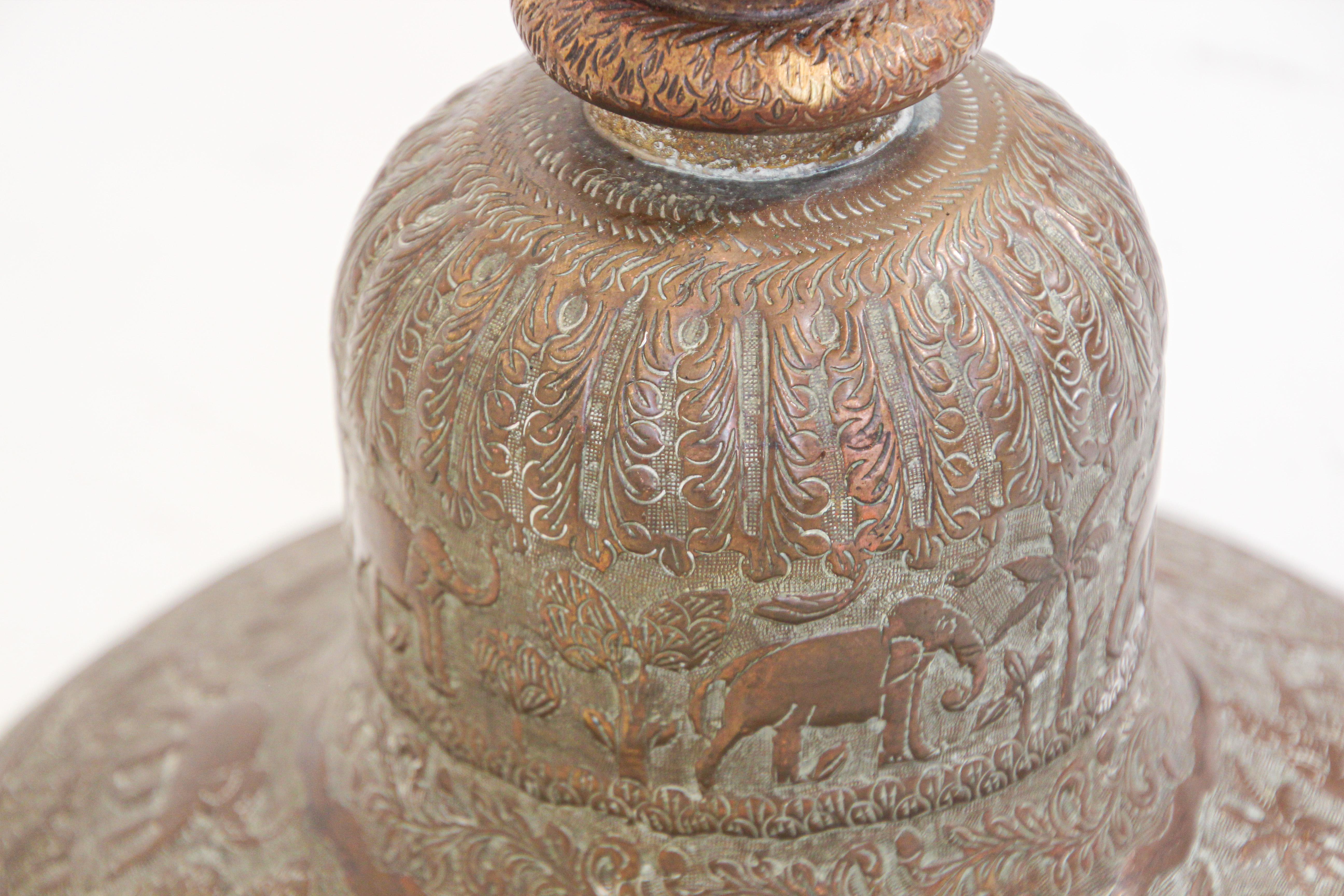 Vase en cuivre ancien avec scènes hindoues, 19ème siècle en vente 5