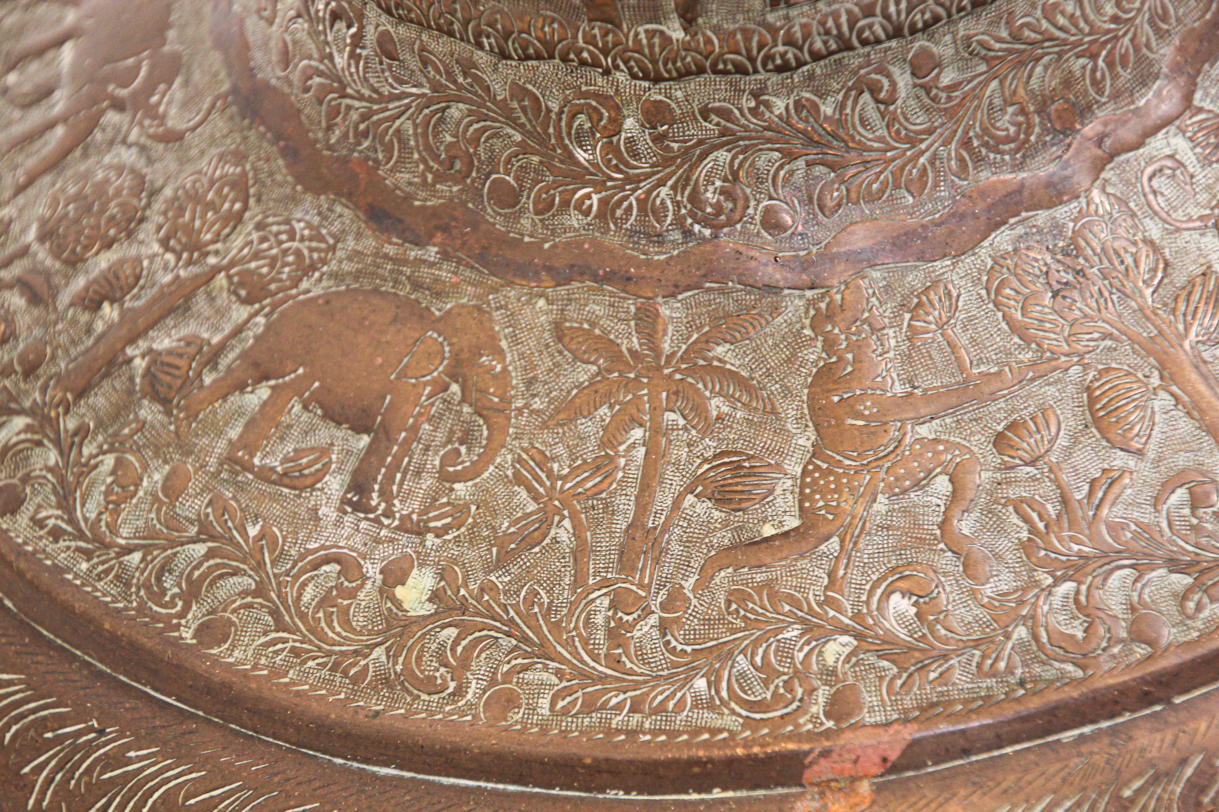 Vase en cuivre ancien avec scènes hindoues, 19ème siècle en vente 6
