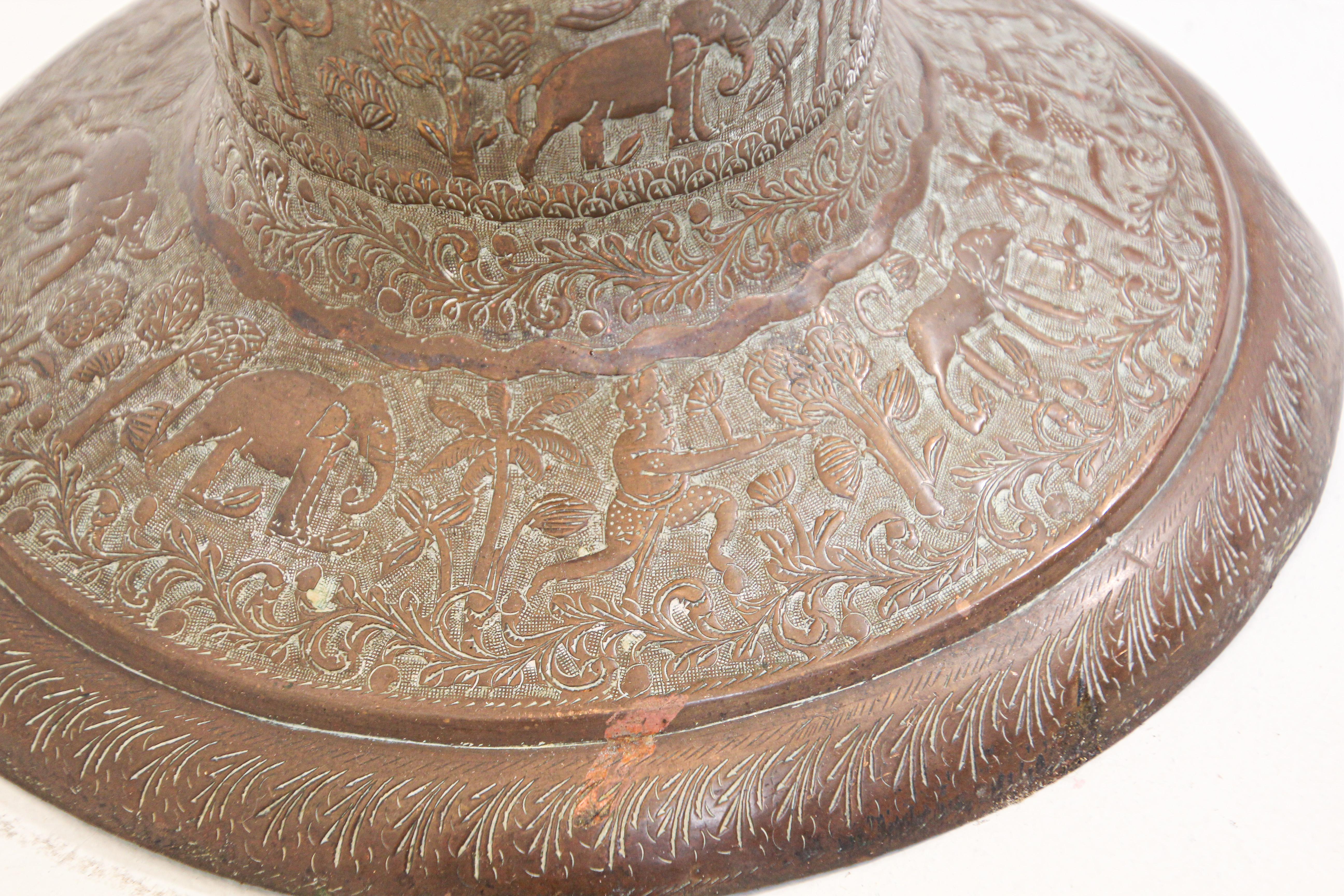 Vase en cuivre ancien avec scènes hindoues, 19ème siècle en vente 7