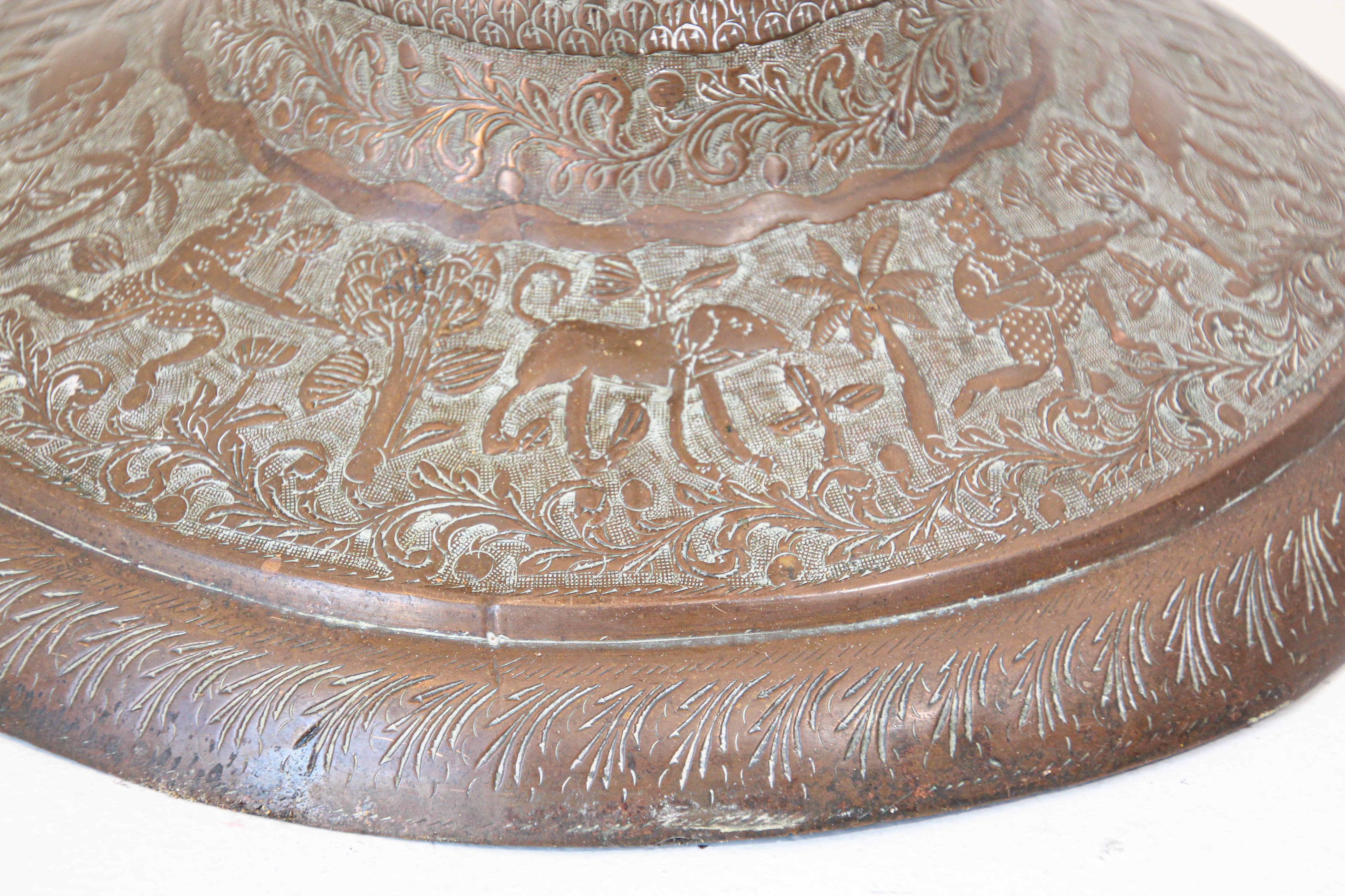 Vase en cuivre ancien avec scènes hindoues, 19ème siècle en vente 8