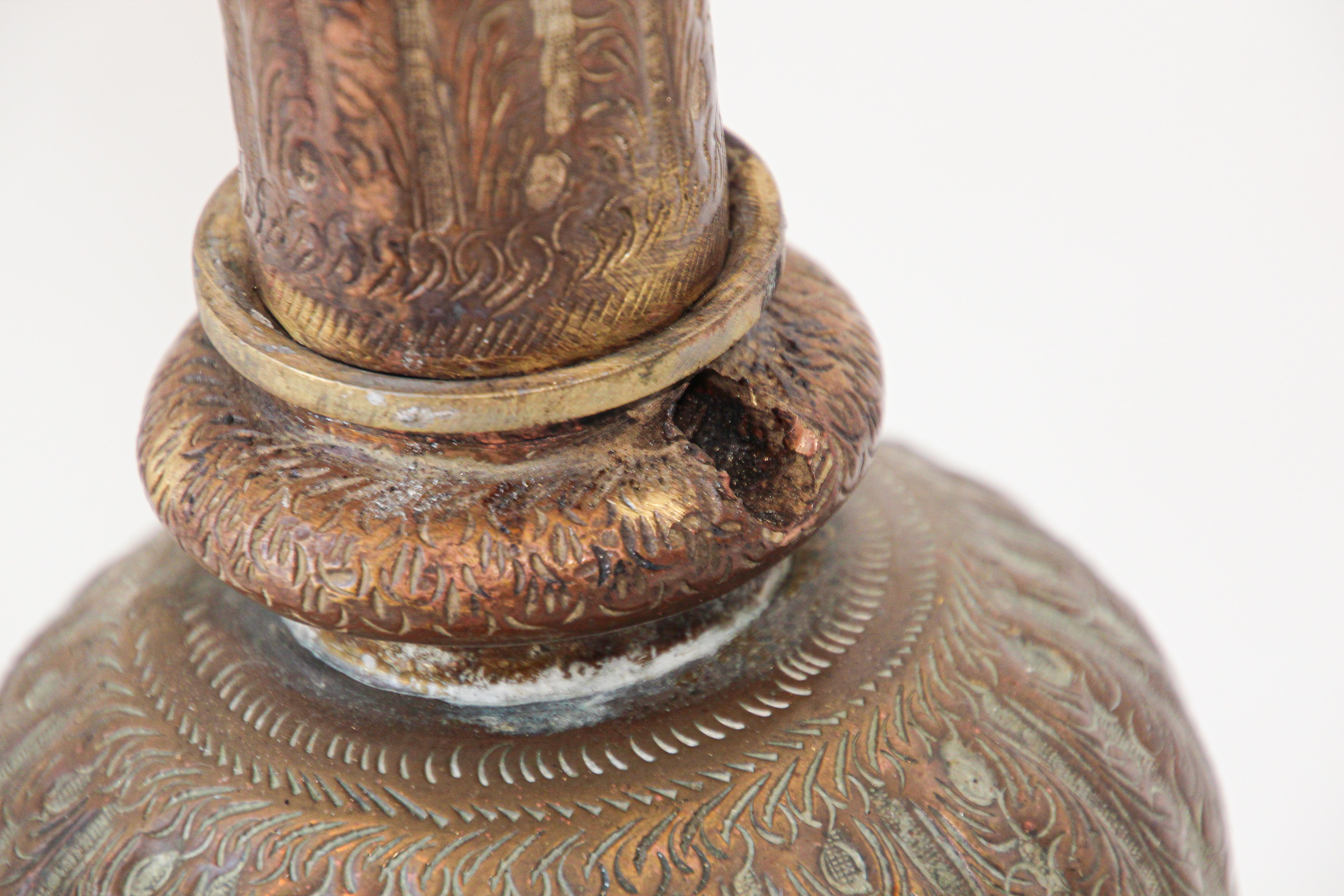 Vase en cuivre ancien avec scènes hindoues, 19ème siècle en vente 9