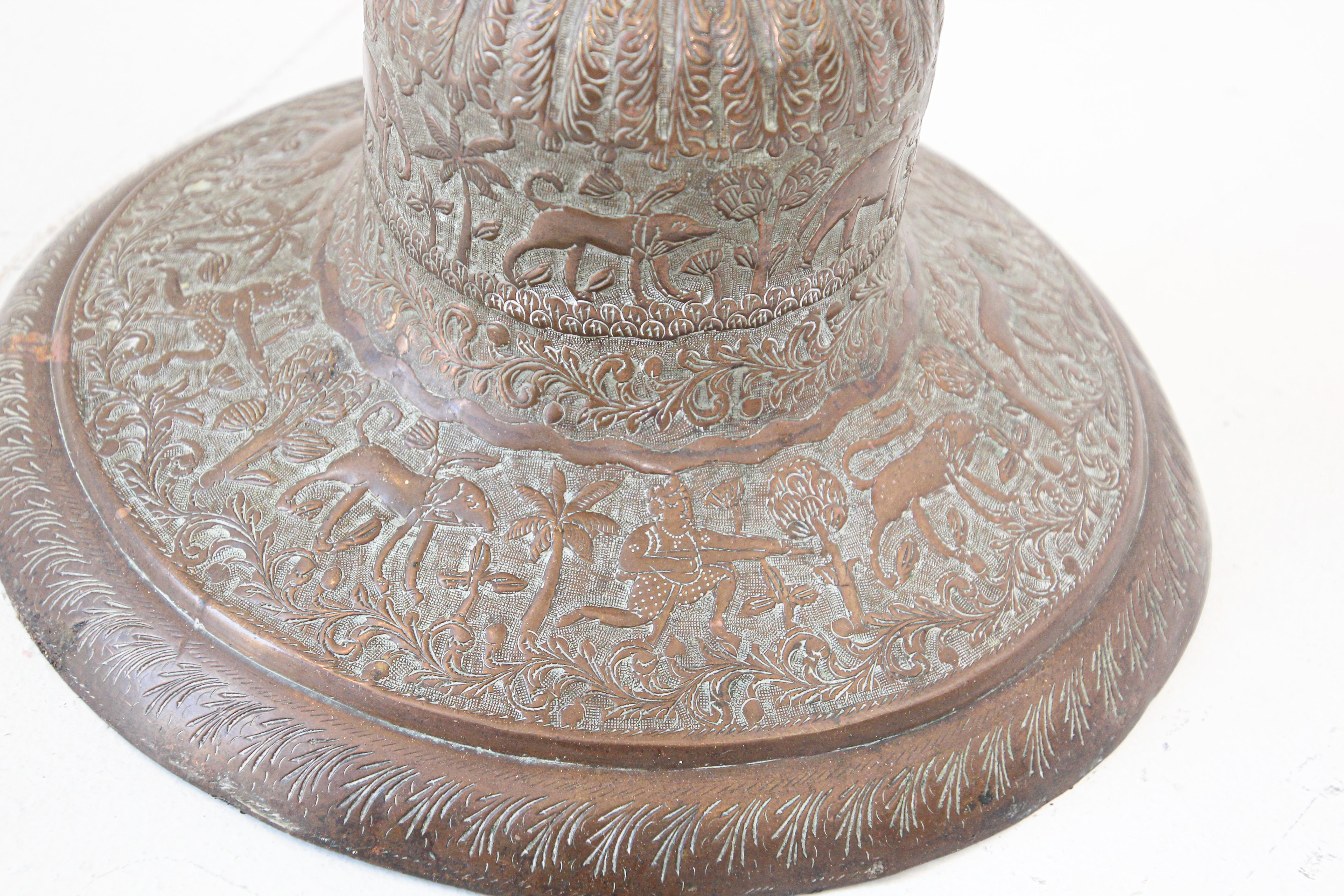 Vase en cuivre ancien avec scènes hindoues, 19ème siècle en vente 10