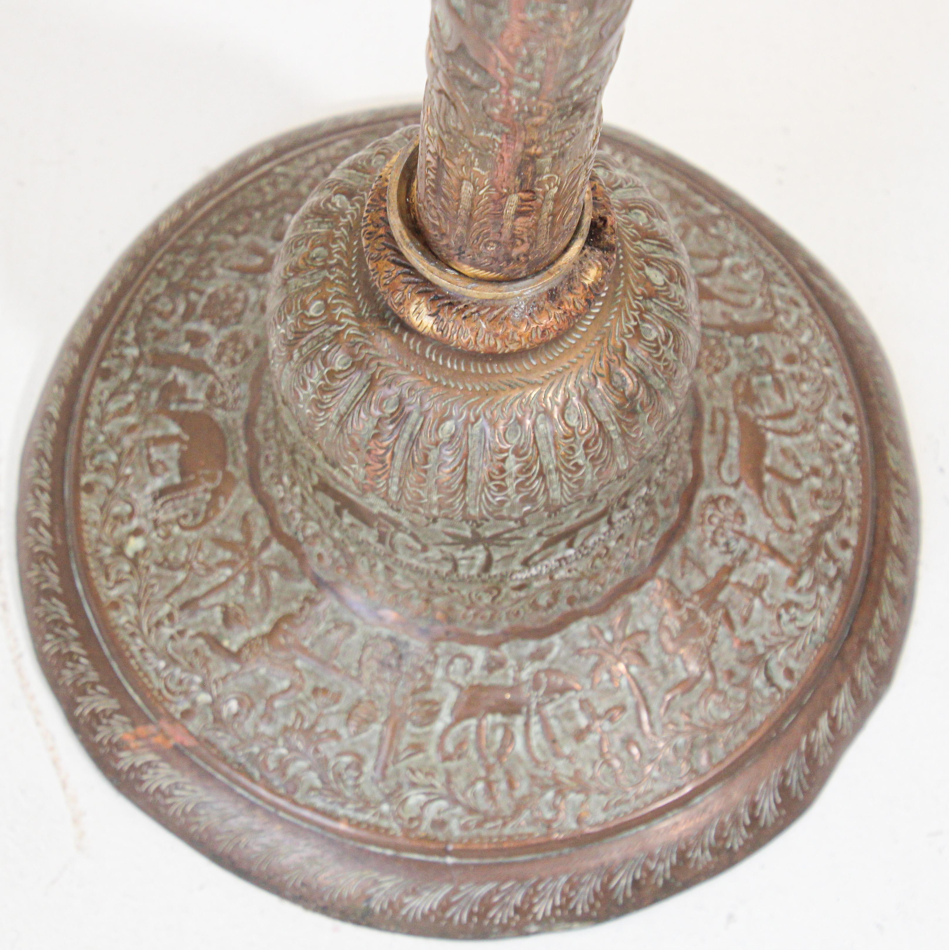 Vase en cuivre ancien avec scènes hindoues, 19ème siècle en vente 12