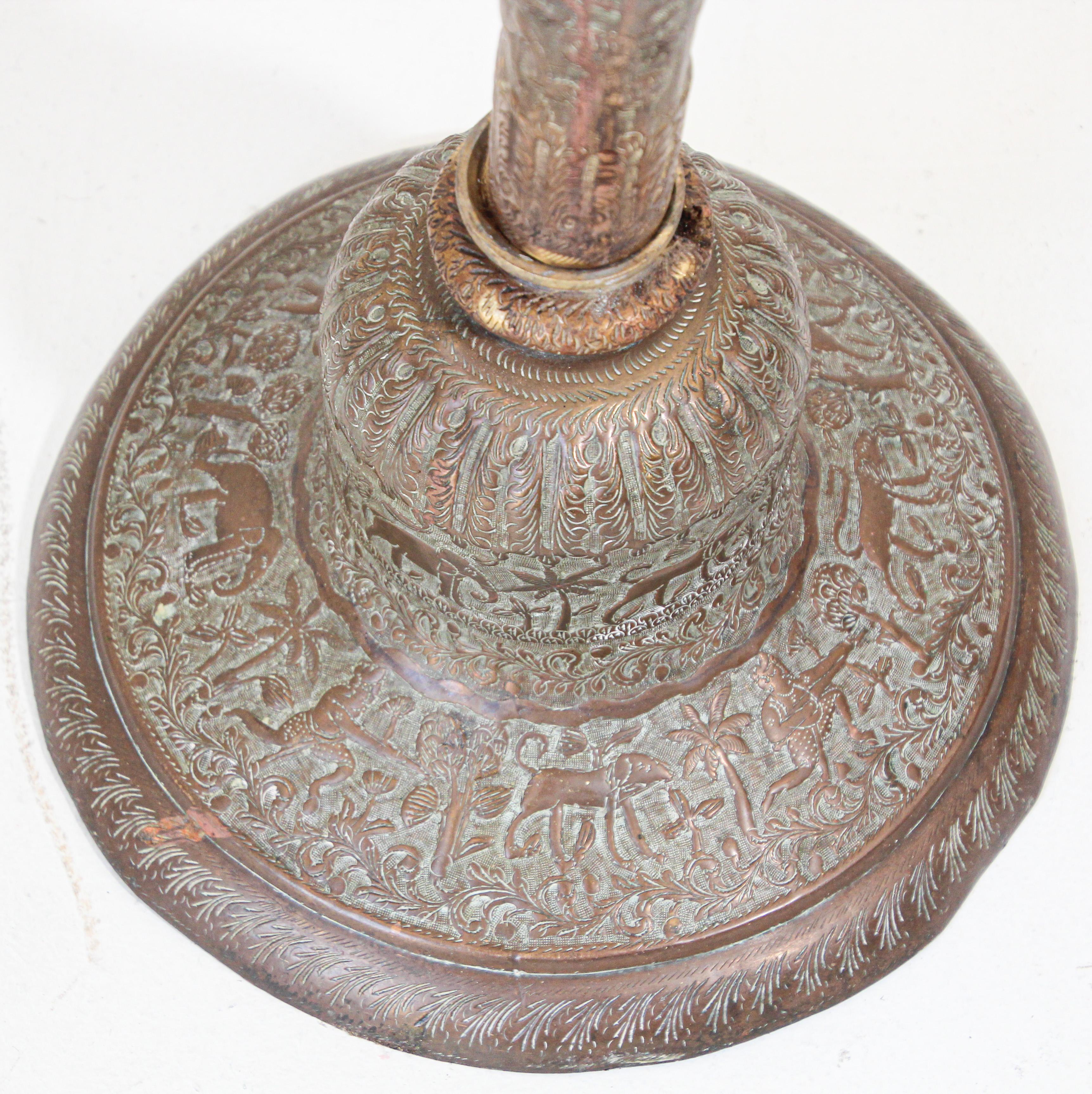 Indien Vase en cuivre ancien avec scènes hindoues, 19ème siècle en vente