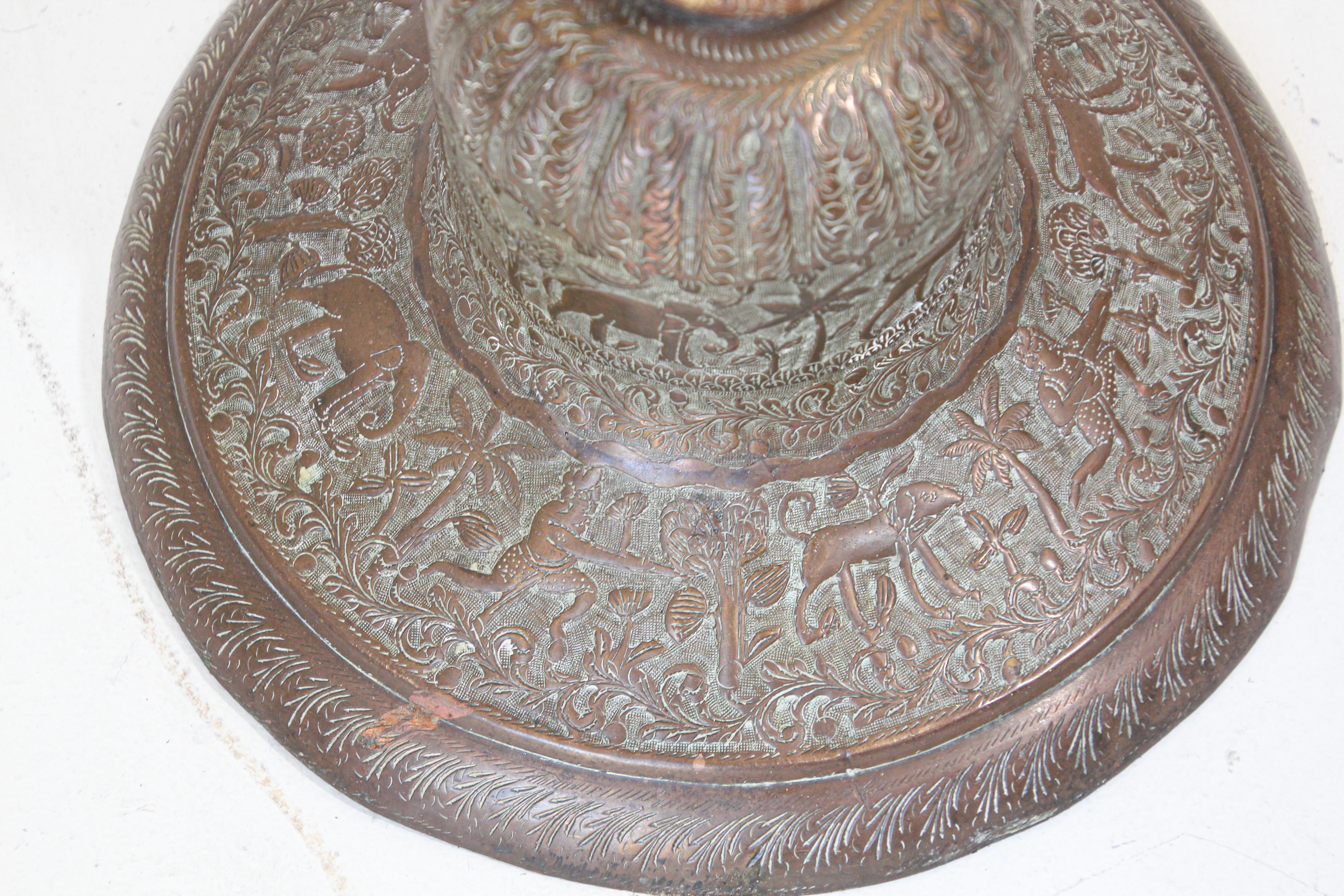 Sculpté à la main Vase en cuivre ancien avec scènes hindoues, 19ème siècle en vente