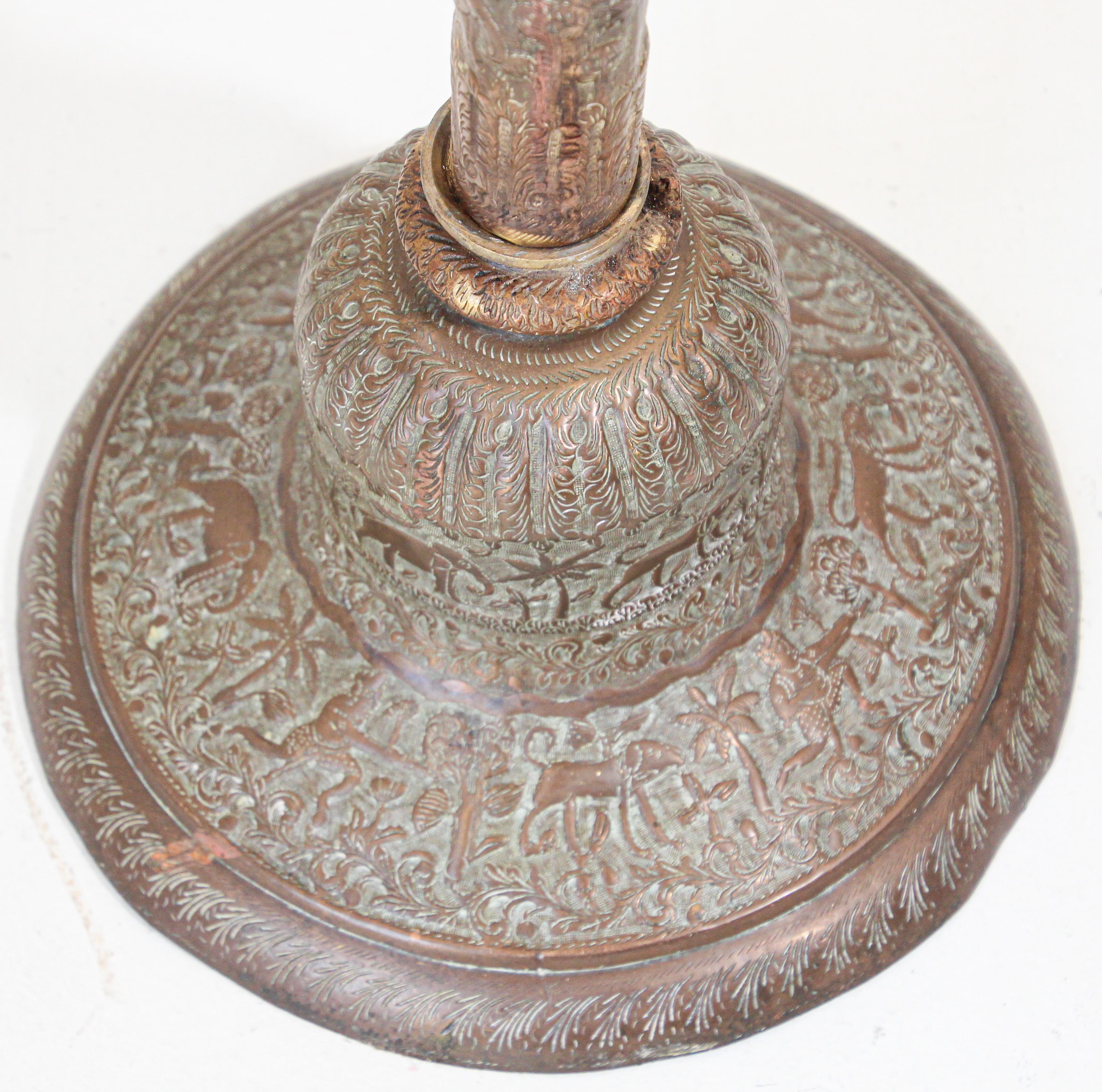 Vase en cuivre ancien avec scènes hindoues, 19ème siècle Bon état - En vente à North Hollywood, CA