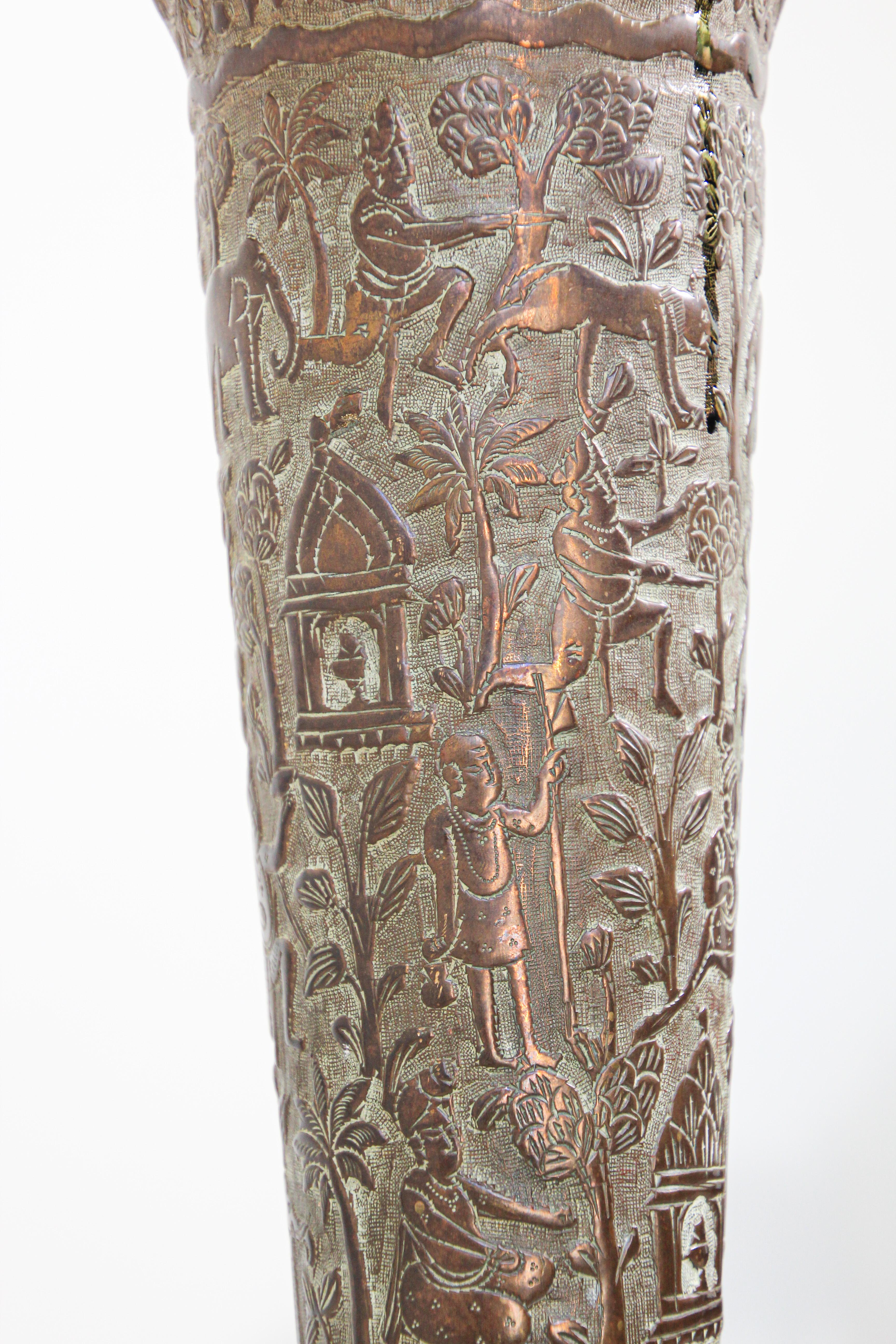 Vase en cuivre ancien avec scènes hindoues, 19ème siècle en vente 1