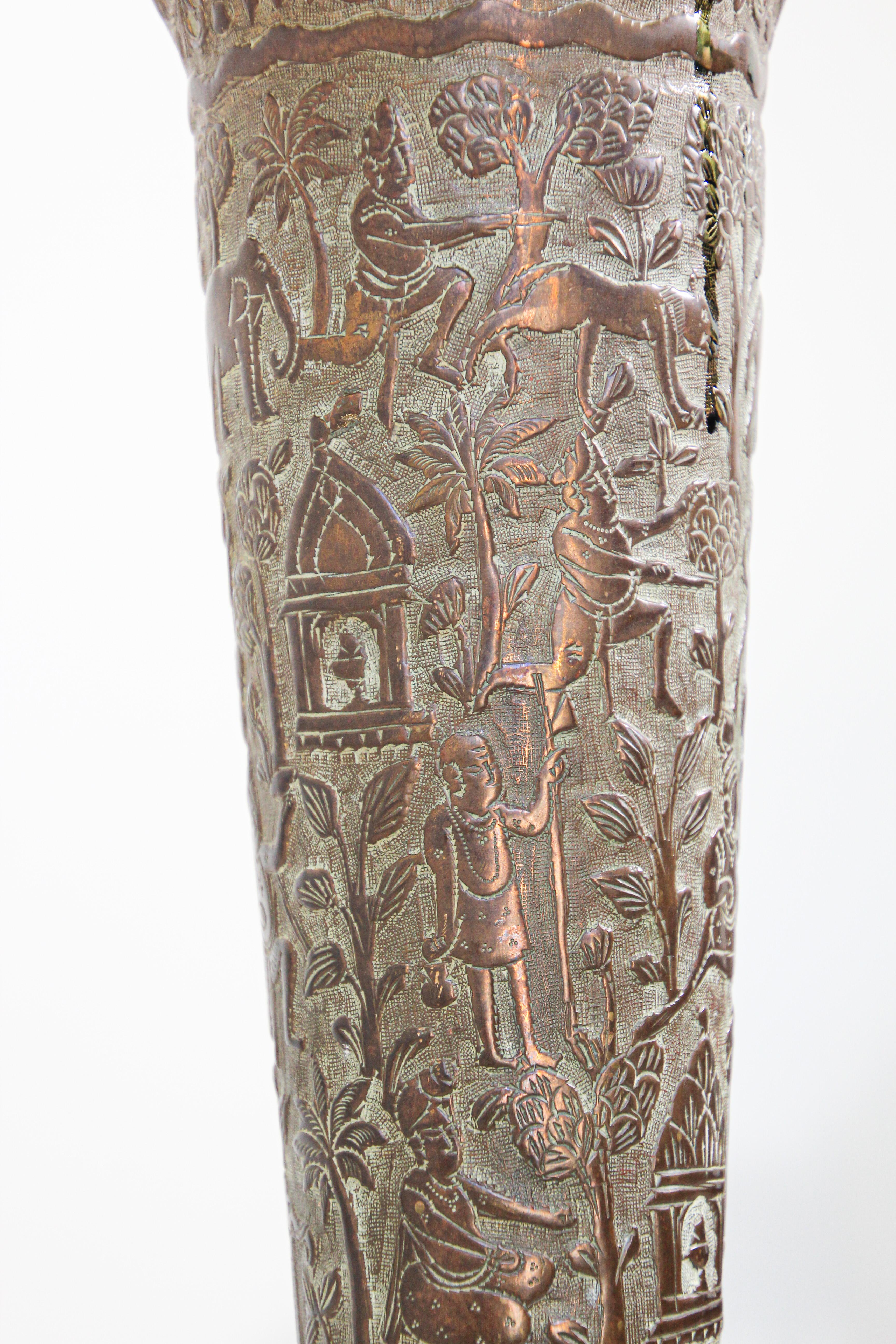 Ottone Antico vaso in rame con scene indù, XIX secolo in vendita