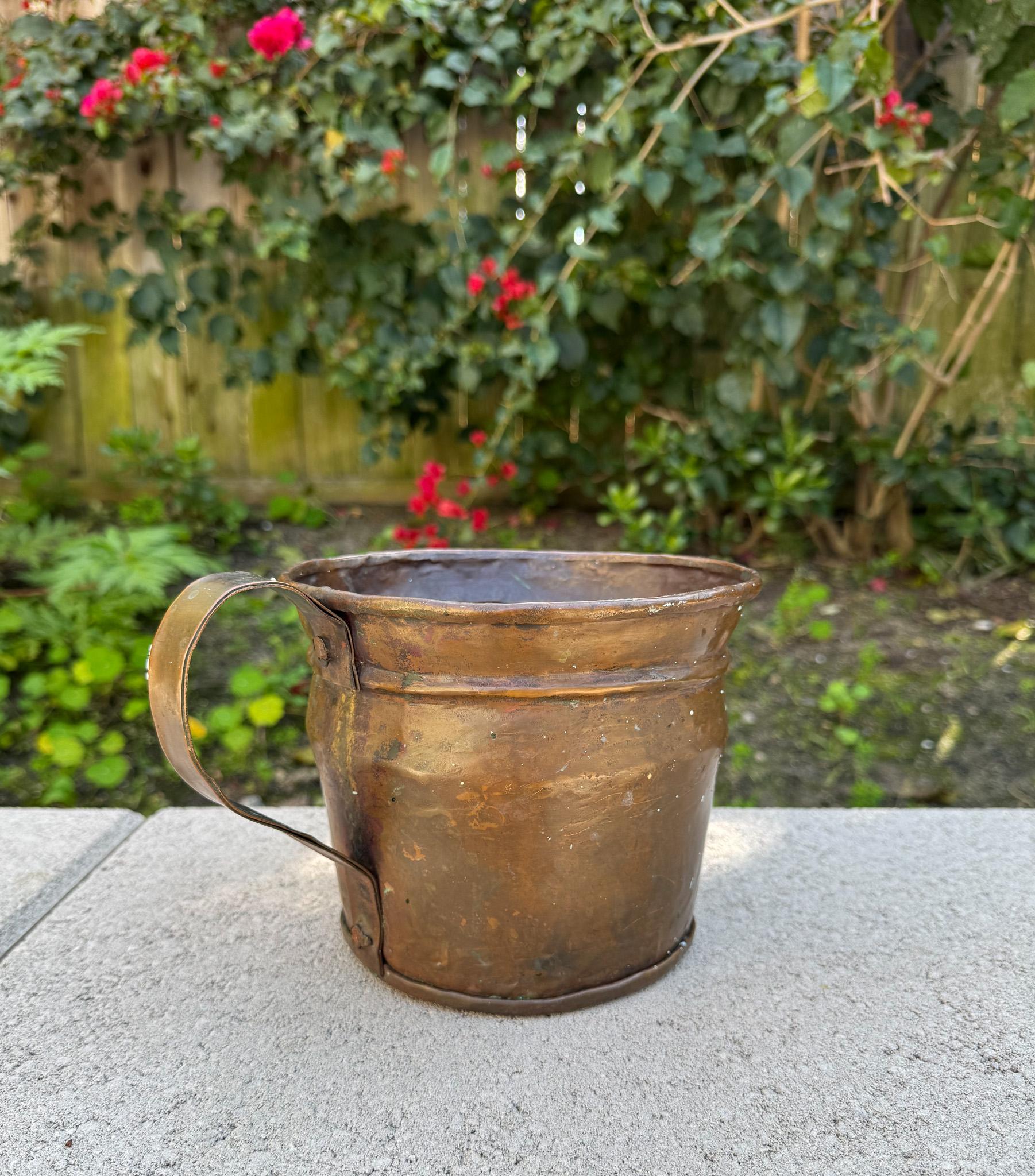 Antico vaso di rame con manico grande, XIX secolo.  Questo vaso presenta una bellissima patina naturale sul rame. Ammaccature, graffi e schizzi di vernice sparsi e poco profondi. Tutto ciò non fa che aumentare il fascino di questo pezzo. 