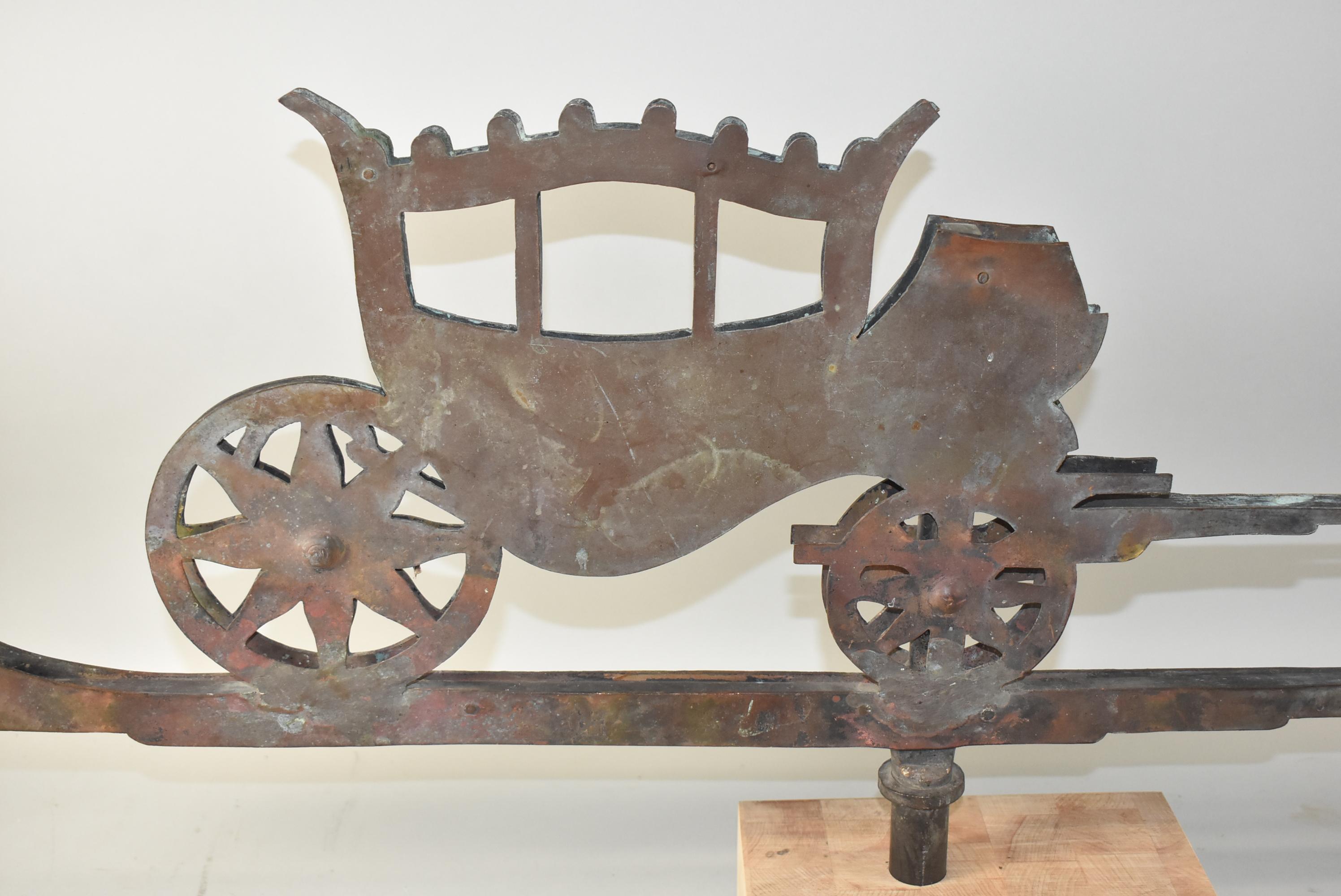 Charmante und einzigartige Wetterfahne aus Kupfer mit doppelseitig ausgeschnittener Kutsche, die zusammengesteckt wird. In den 1920er Jahren handgefertigt und auf einen Holzblock montiert. 