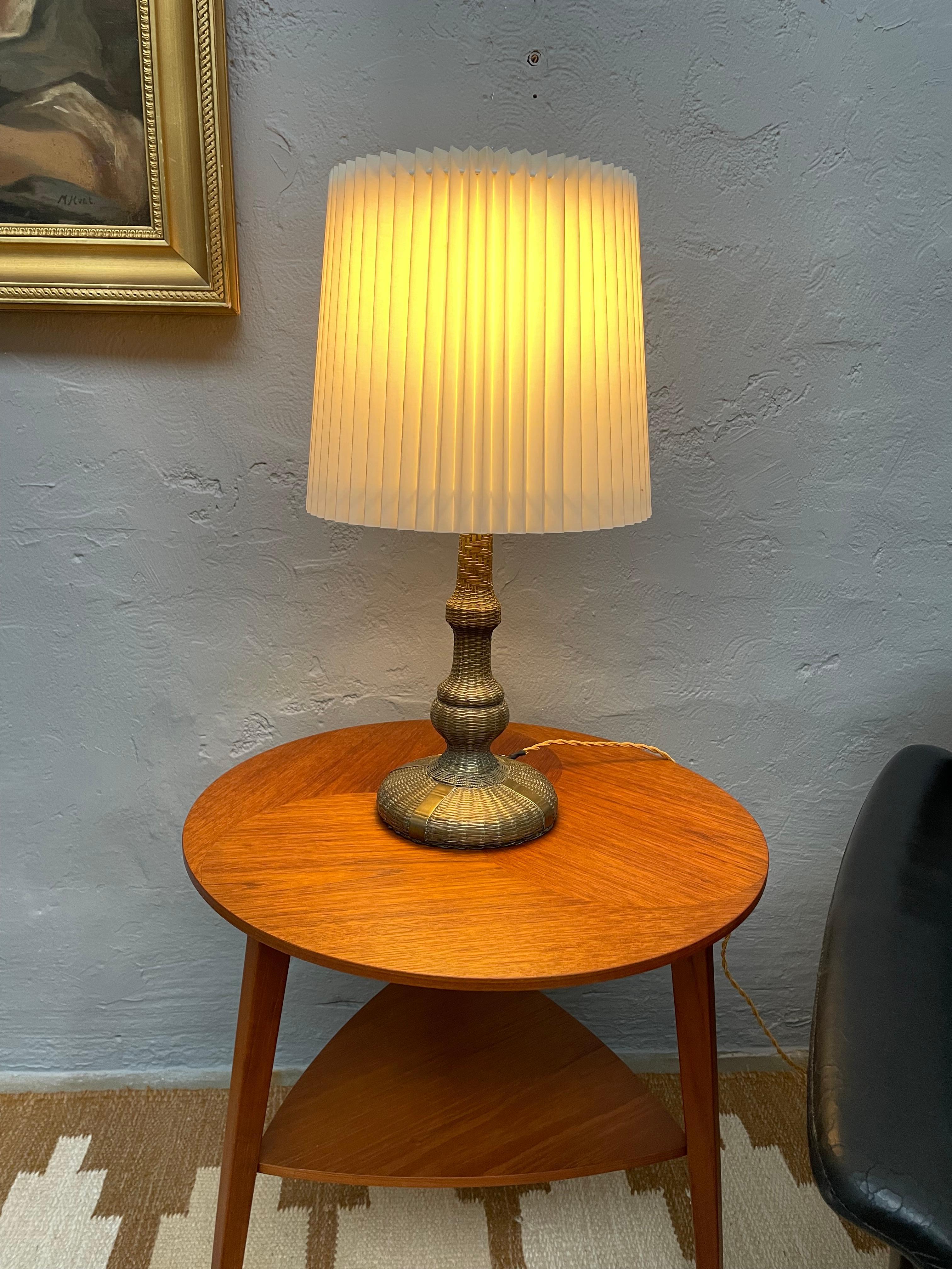 A rare Antique Art Deco woven copper wire table lamp from the 1920s with great craftsmanship.
Standing 48cm tall this copper wire table lamp has a beautiful soft relaxing appearance that would grace any room. 
In great condition with age related