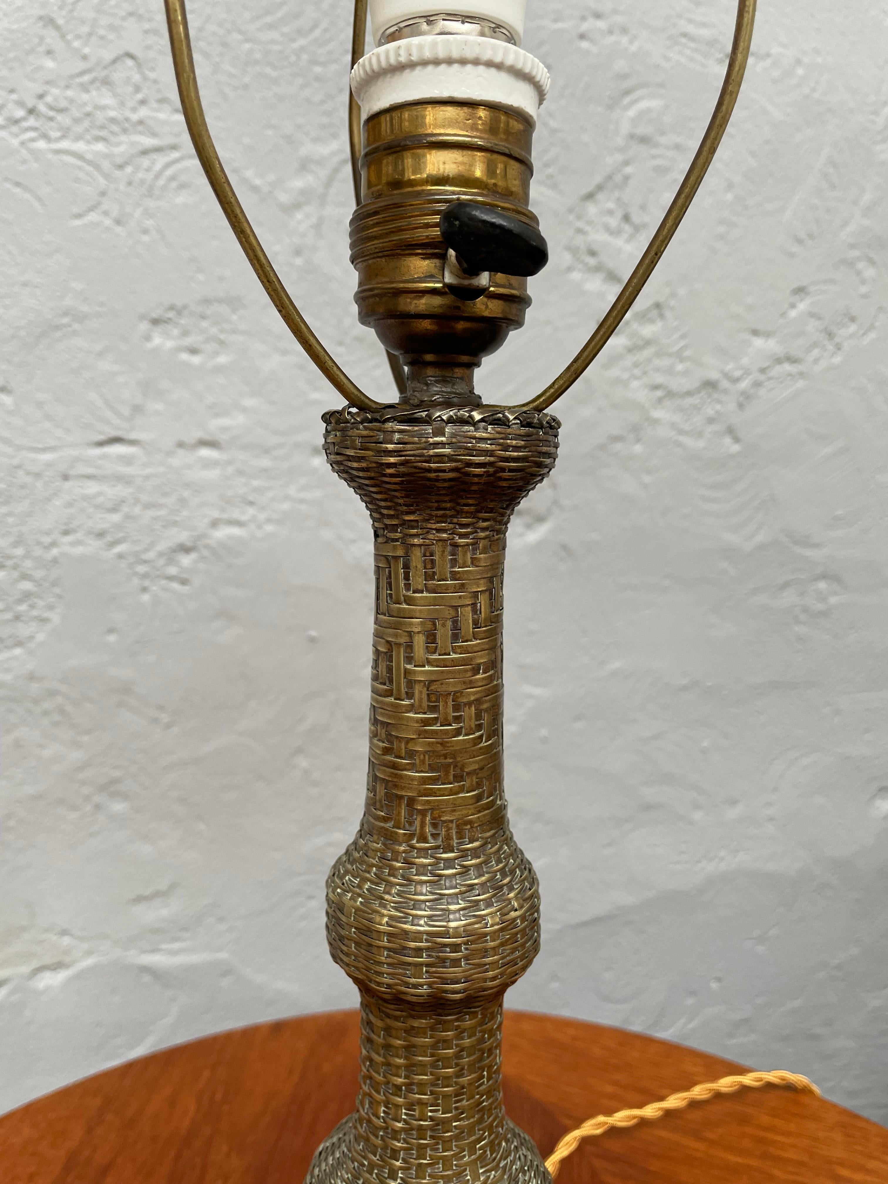 Antique Copper Wire Table Lamp From The 1920s principios del siglo XX en venta