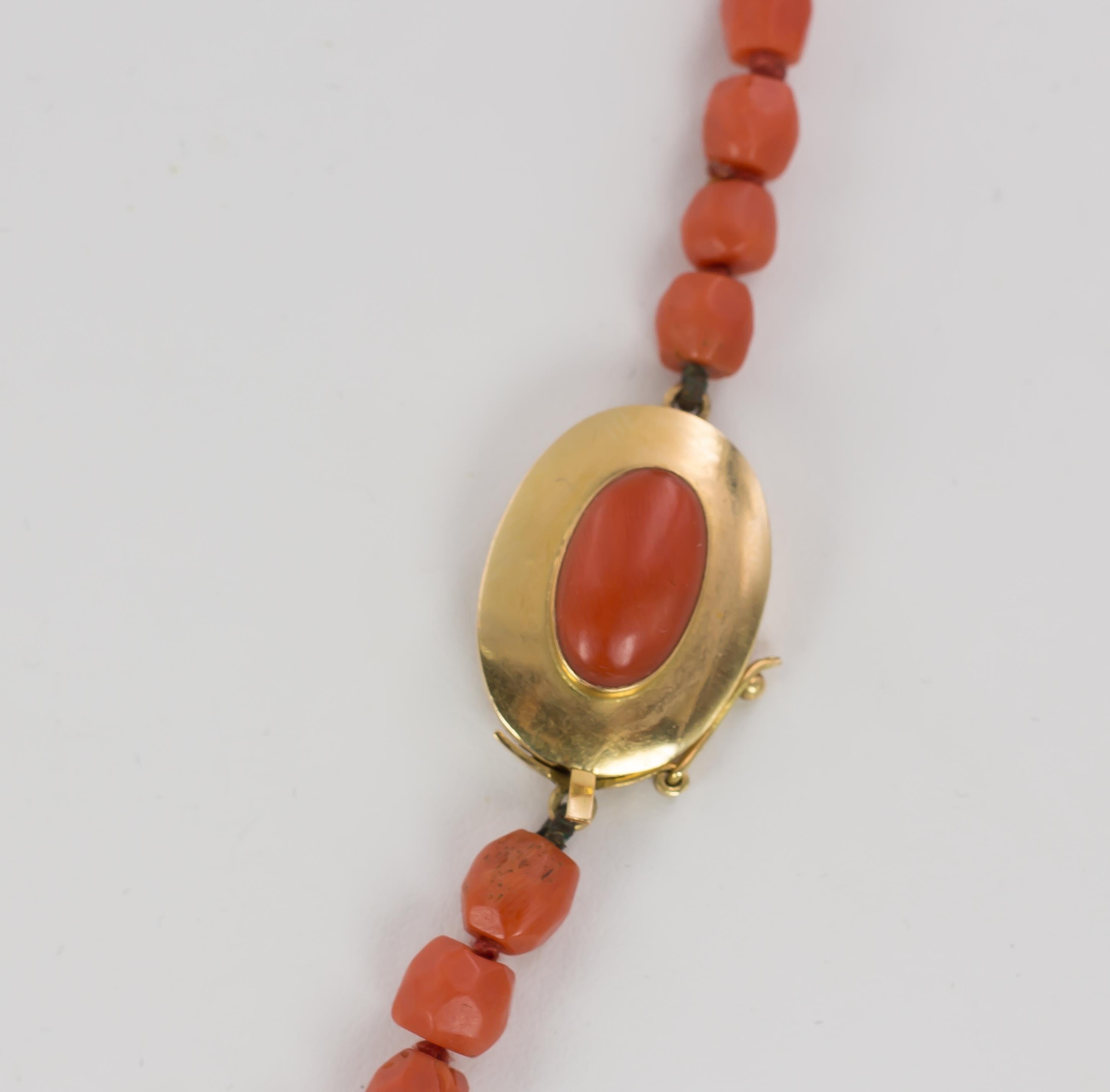 Antique Coral and 18 Karat Gold Necklace, Early 1900 In Good Condition For Sale In Bologna, IT