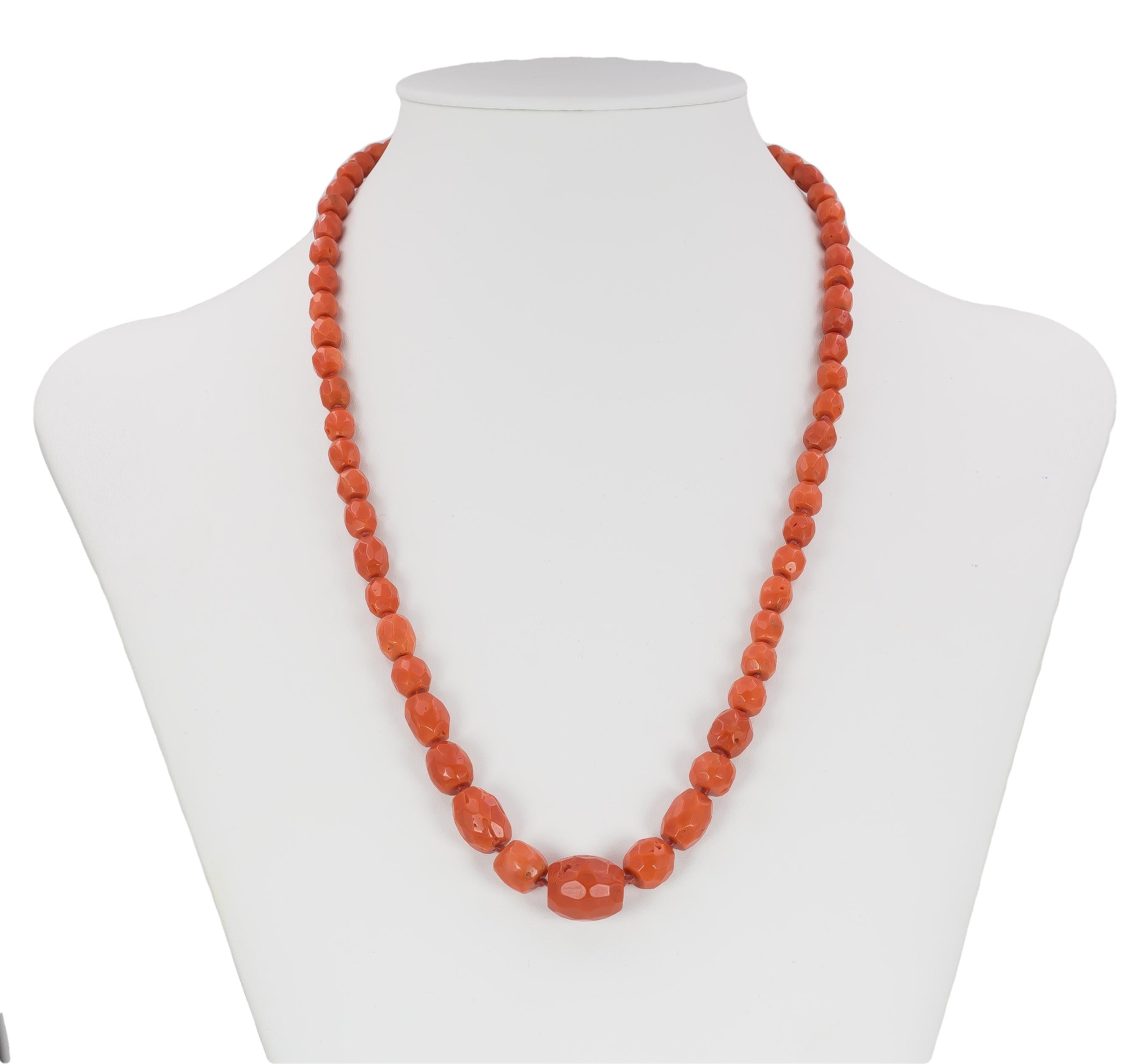 Women's or Men's Antique Coral and 18 Karat Gold Necklace, Early 1900 For Sale