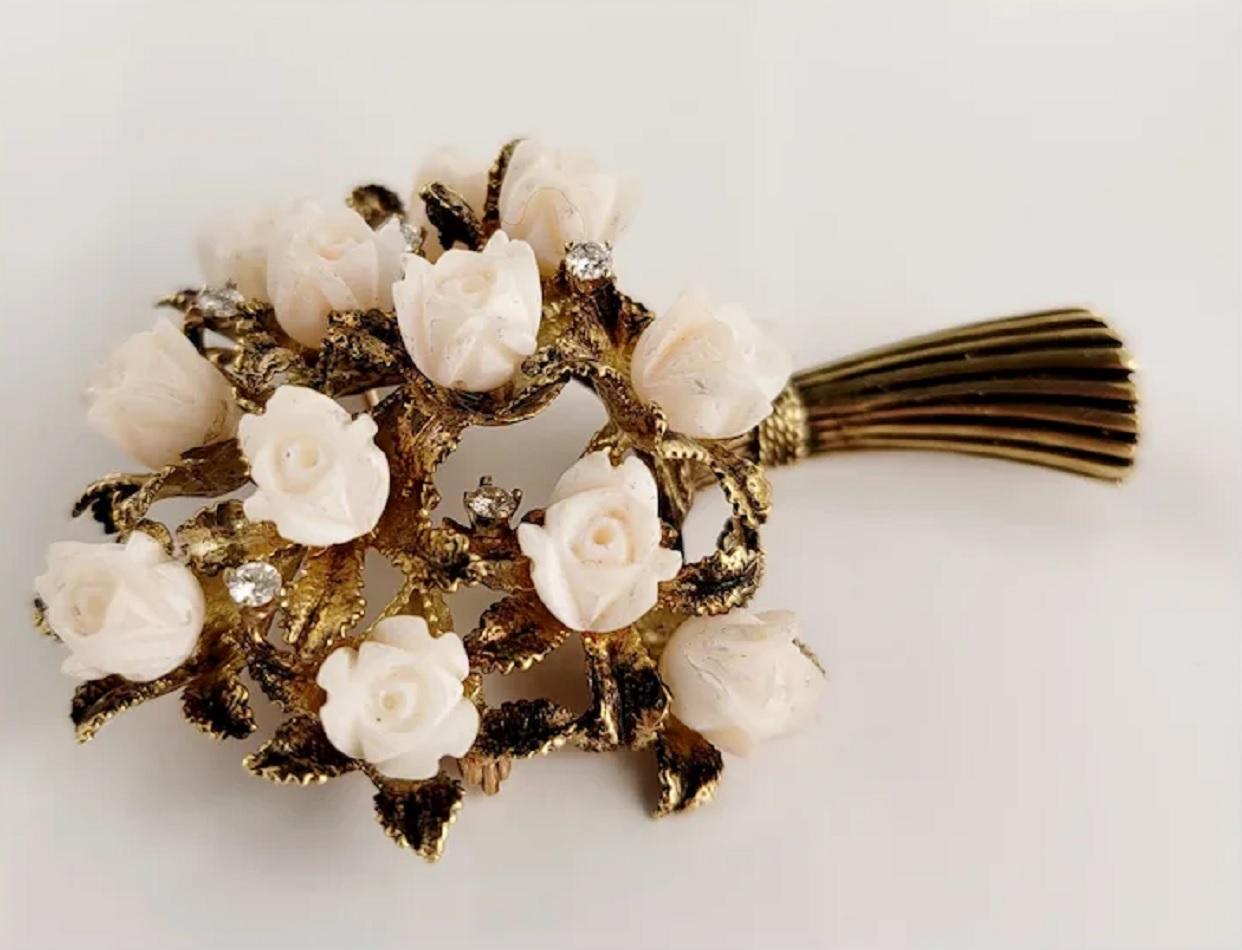 Antique Coral and Diamond Flower Shape Brooch in 14K Yellow Gold In New Condition For Sale In New York, NY