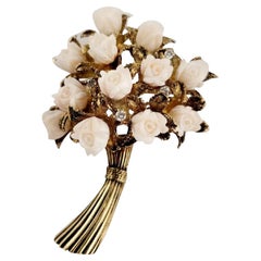 Broche ancienne en forme de fleur en corail et diamants en or jaune 14 carats