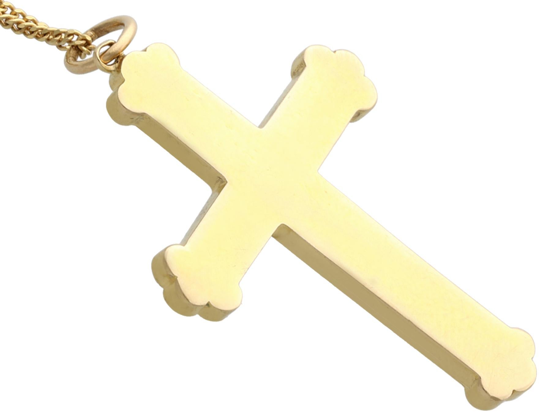 Pendentif croix ancienne en or jaune avec corail et émail Pour femmes en vente