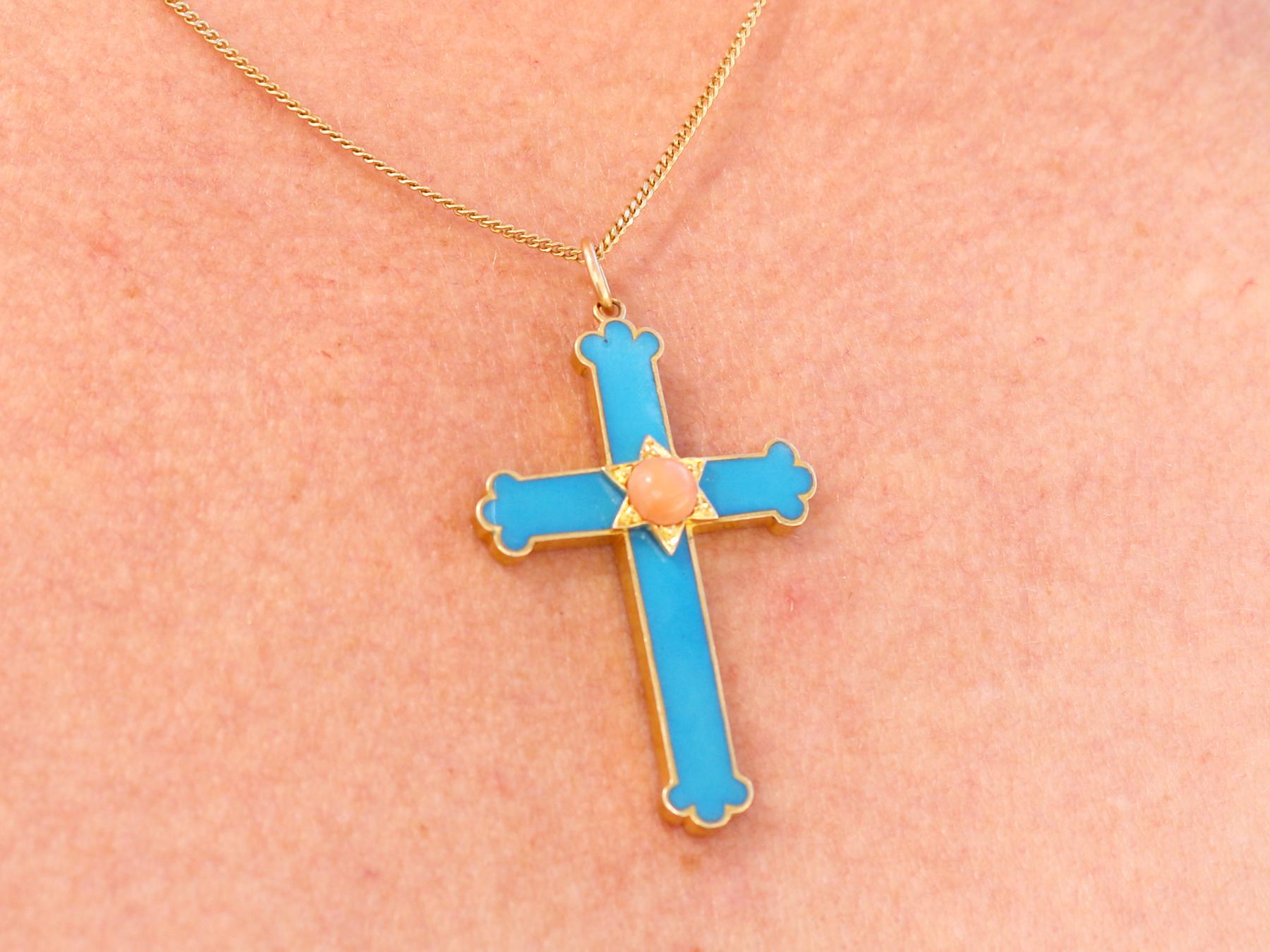 Pendentif croix ancienne en or jaune avec corail et émail en vente 3