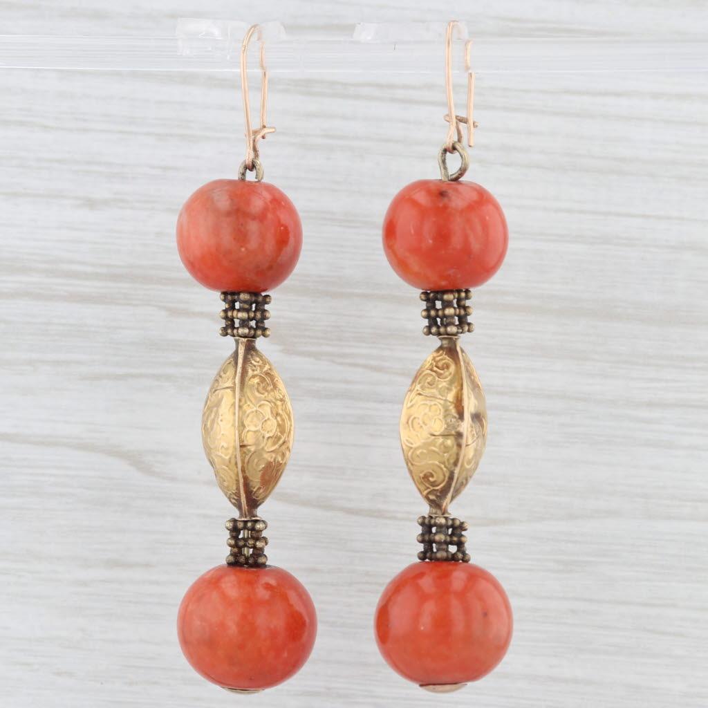 Información sobre la gema:
- Coral natural -
Tamaño - 15,2 mm
Corte - Forma de cuenta redonda
Color - Naranja / Rojo

Metal: Oro amarillo de 18 quilates 
Peso: 26.2 gramos 
Sellos: 18k
Cierre: Postes de gancho
Medidas: 78 x 15,2 mm
