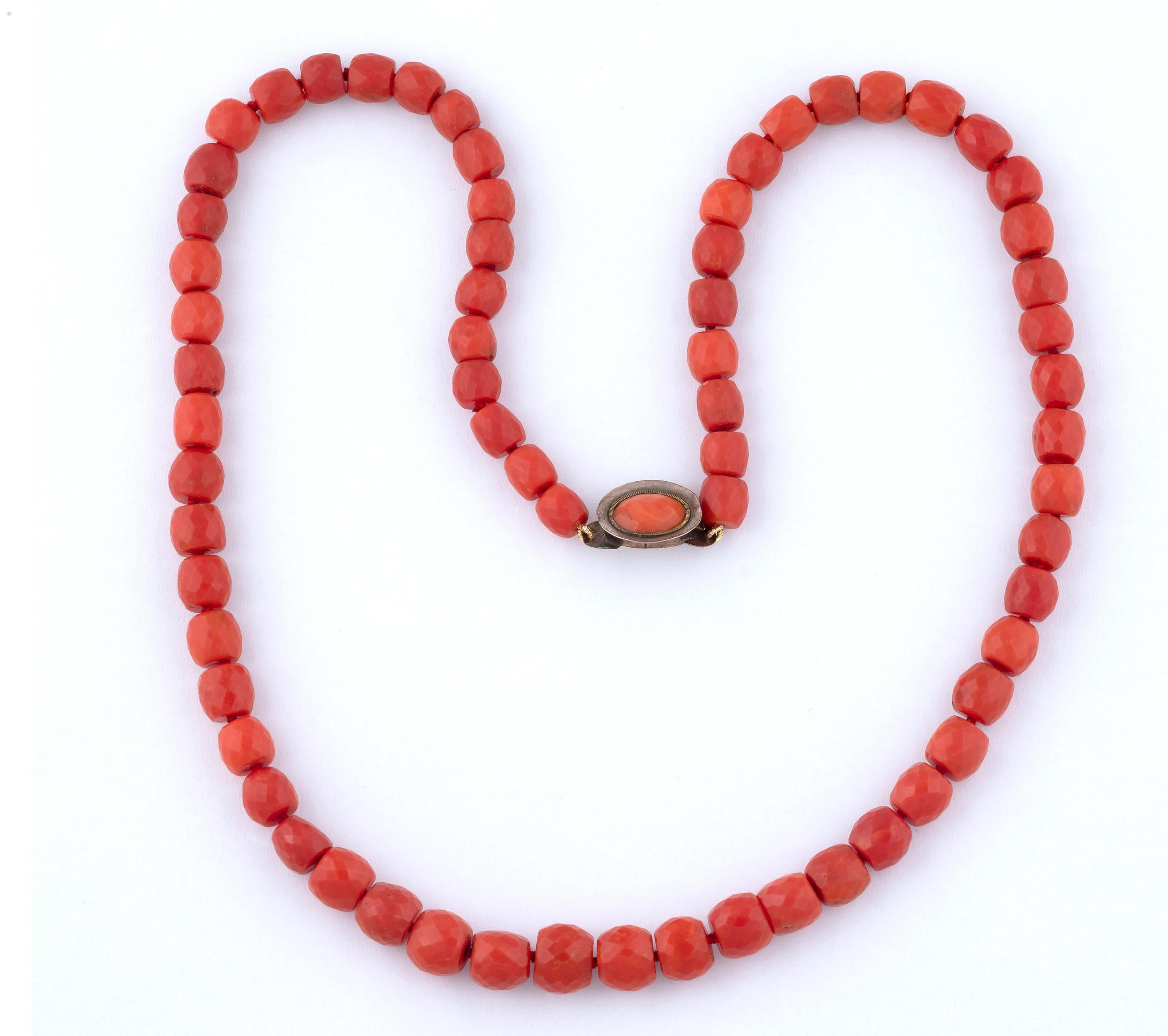 BERNARDO ANTICHITÀ PONTE VECCHIO FLORENCE
Comprising 66 barrel-shaped faceted beads mesuring approx. from 11 to 9 mm diameter, to a gold clasp and coral.
68.5 cm long
Weight 96,9gr