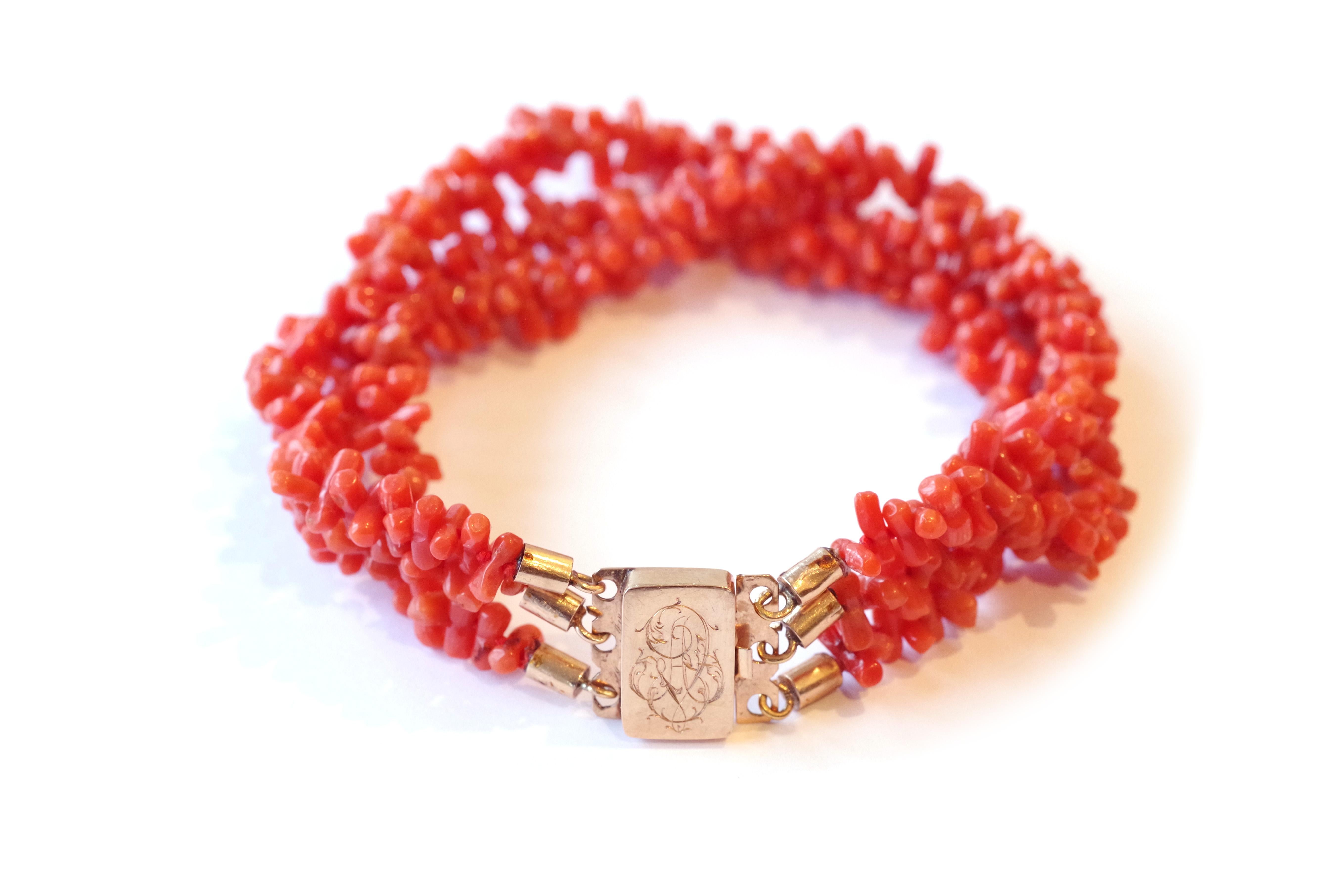 Antique coral bracelet and clasp in 18 karat gold. Antique bracelet formed of three rows of coral sticks, joined by a delightful clasp decorated with letters. The clasp is a 14 karat rose gold box, marked with letters 