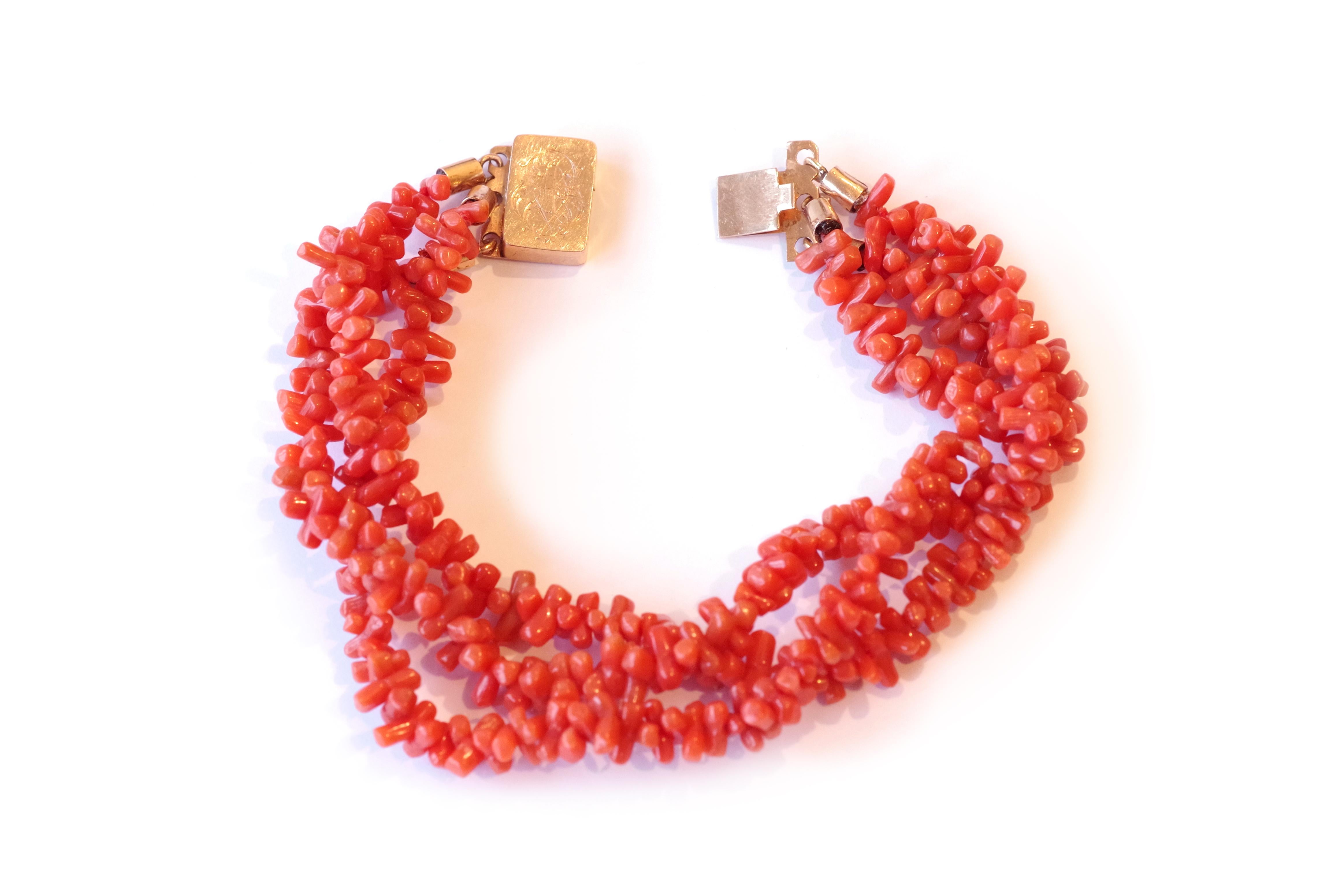 Victorian Antique coral bracelet and clasp in 18 karat gold For Sale