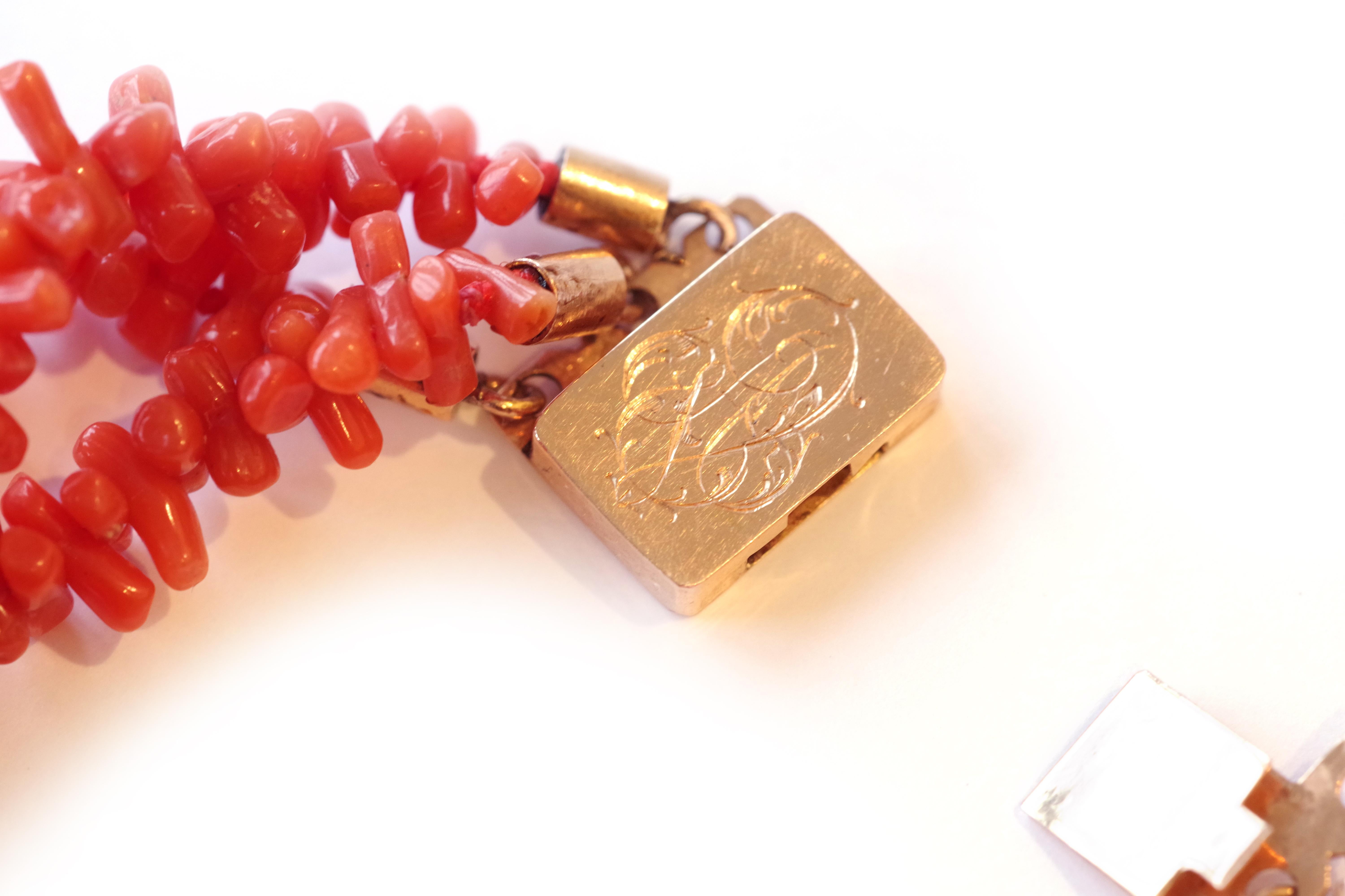 Uncut Antique coral bracelet and clasp in 18 karat gold For Sale
