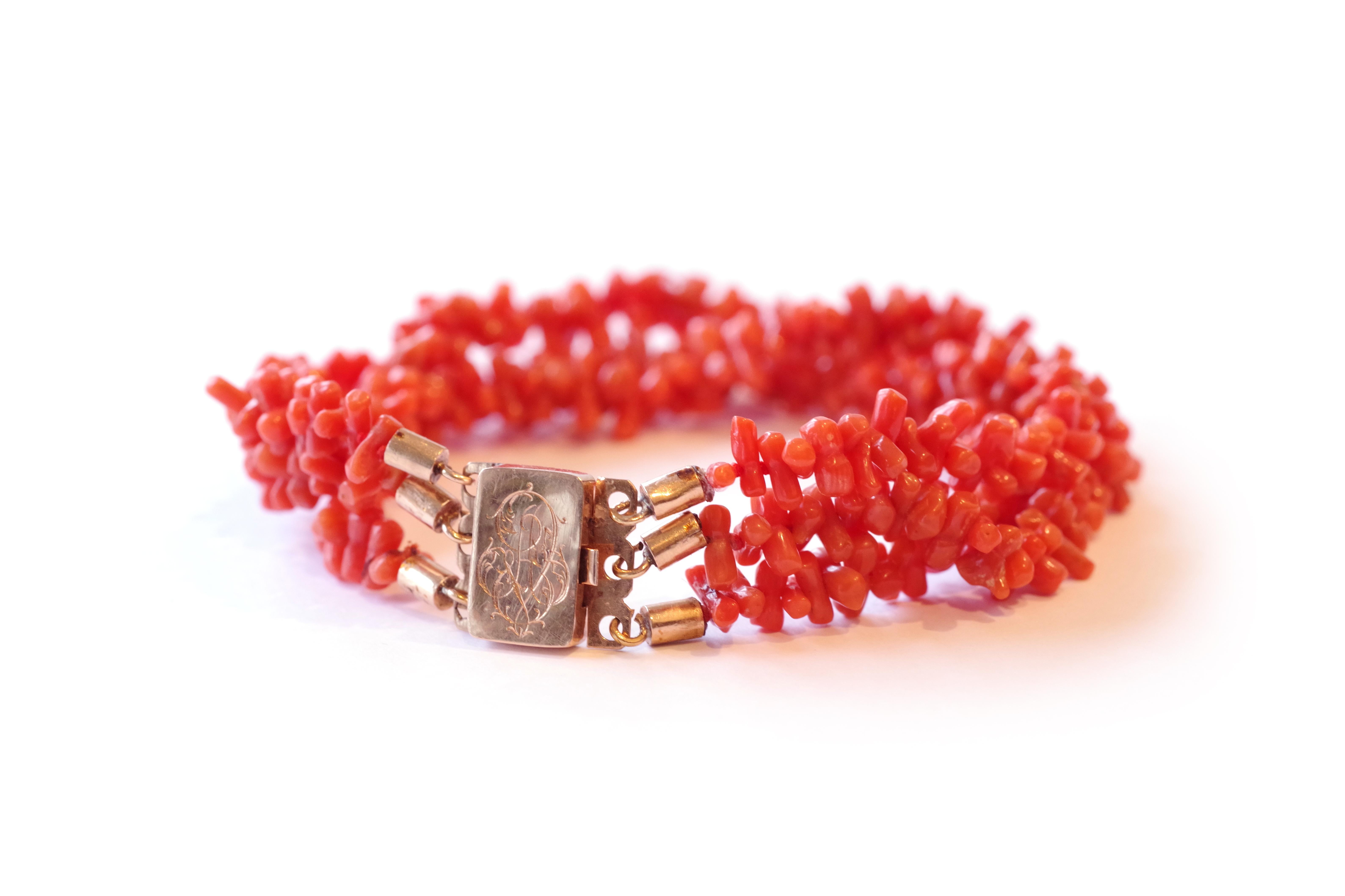 Antique coral bracelet and clasp in 18 karat gold In Fair Condition For Sale In PARIS, FR