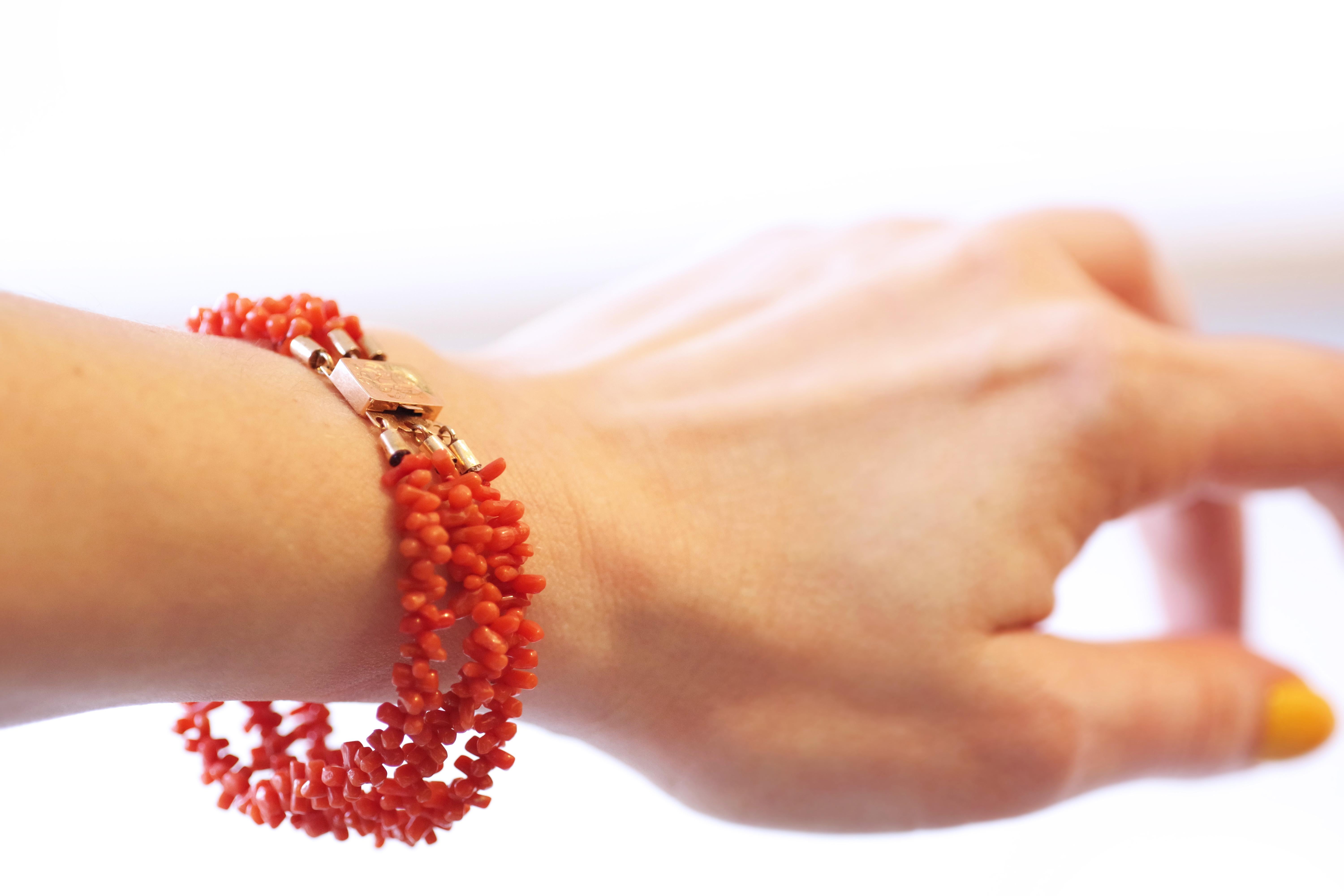 Women's Antique coral bracelet and clasp in 18 karat gold For Sale