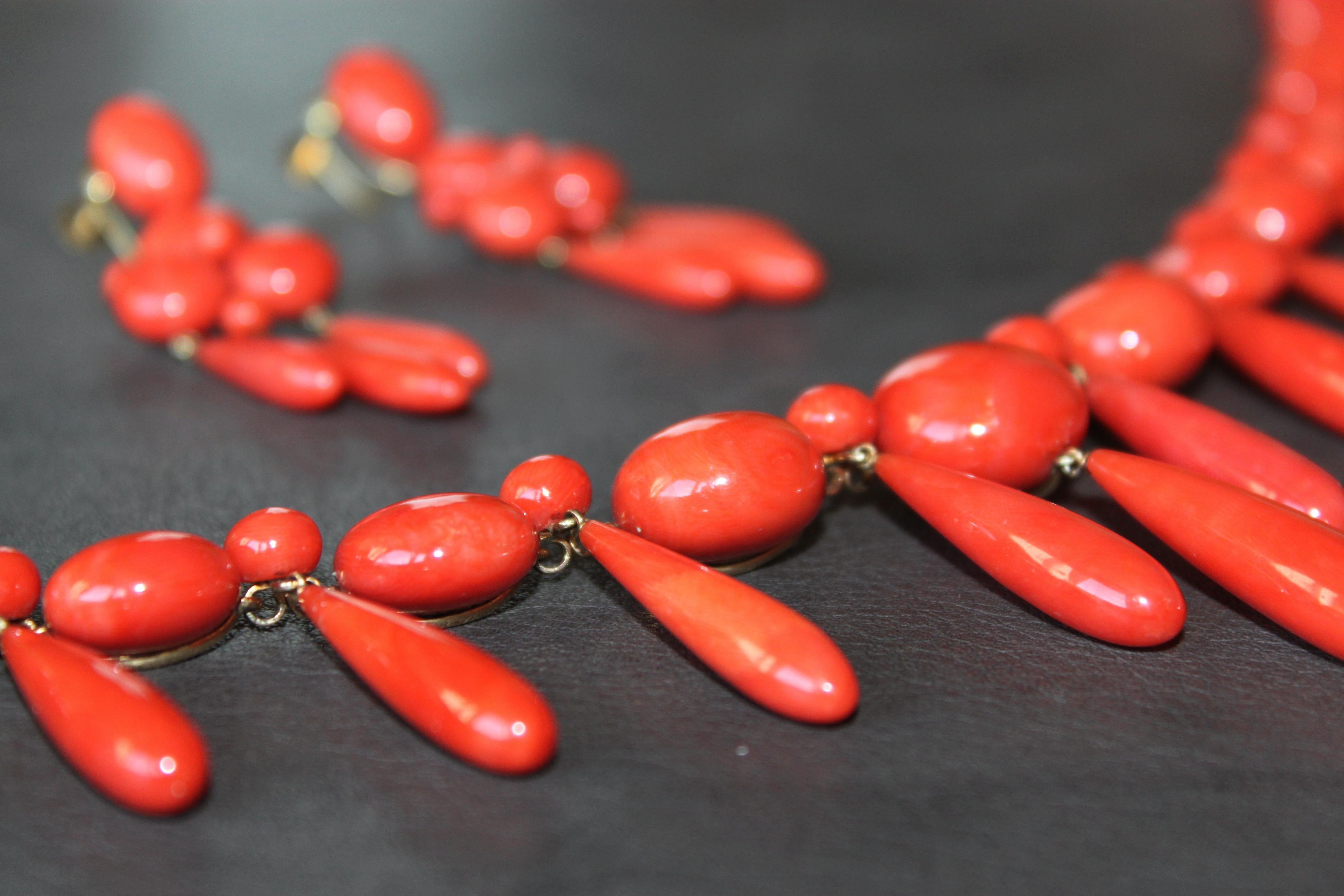 Antique Coral Button and Drop Earrings and Necklace, circa 1900 In Good Condition In Idar-Oberstein, DE