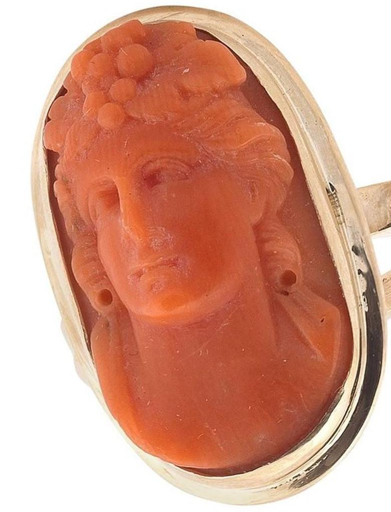 
Of oval coral cameo to depict a bacchante
Mounted in 18Kt gold setting 
Size of the top: 27mm
Finger size: 7
Weight: 10,5gr