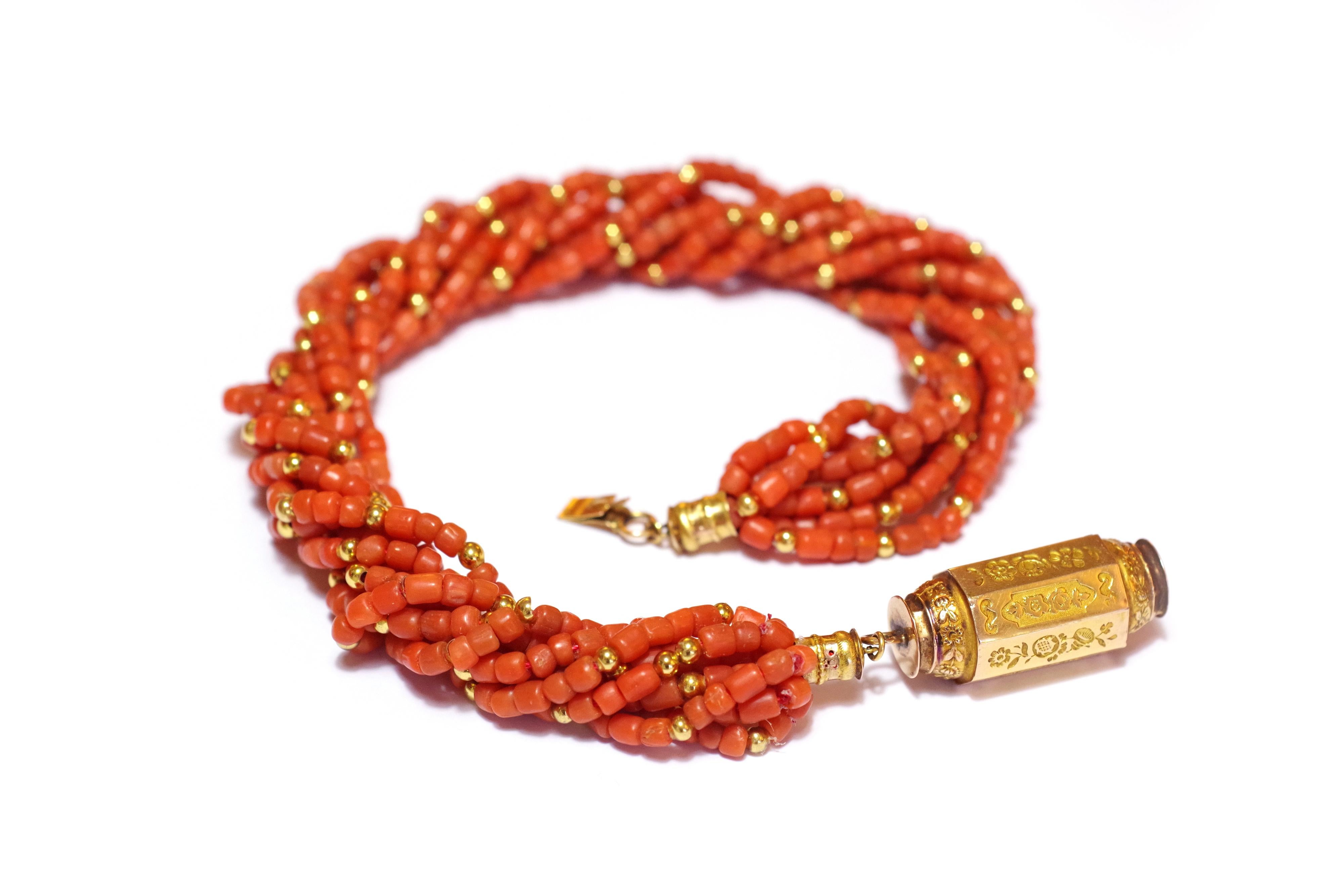 Antique coral choker necklace in 18 karat pink gold. Rare old multi-ranks necklace, this last one is composed of eight rows of pearls of coral strewn with golden pearls. The necklace is decorated with an important antique barrel clasp in 18 karat