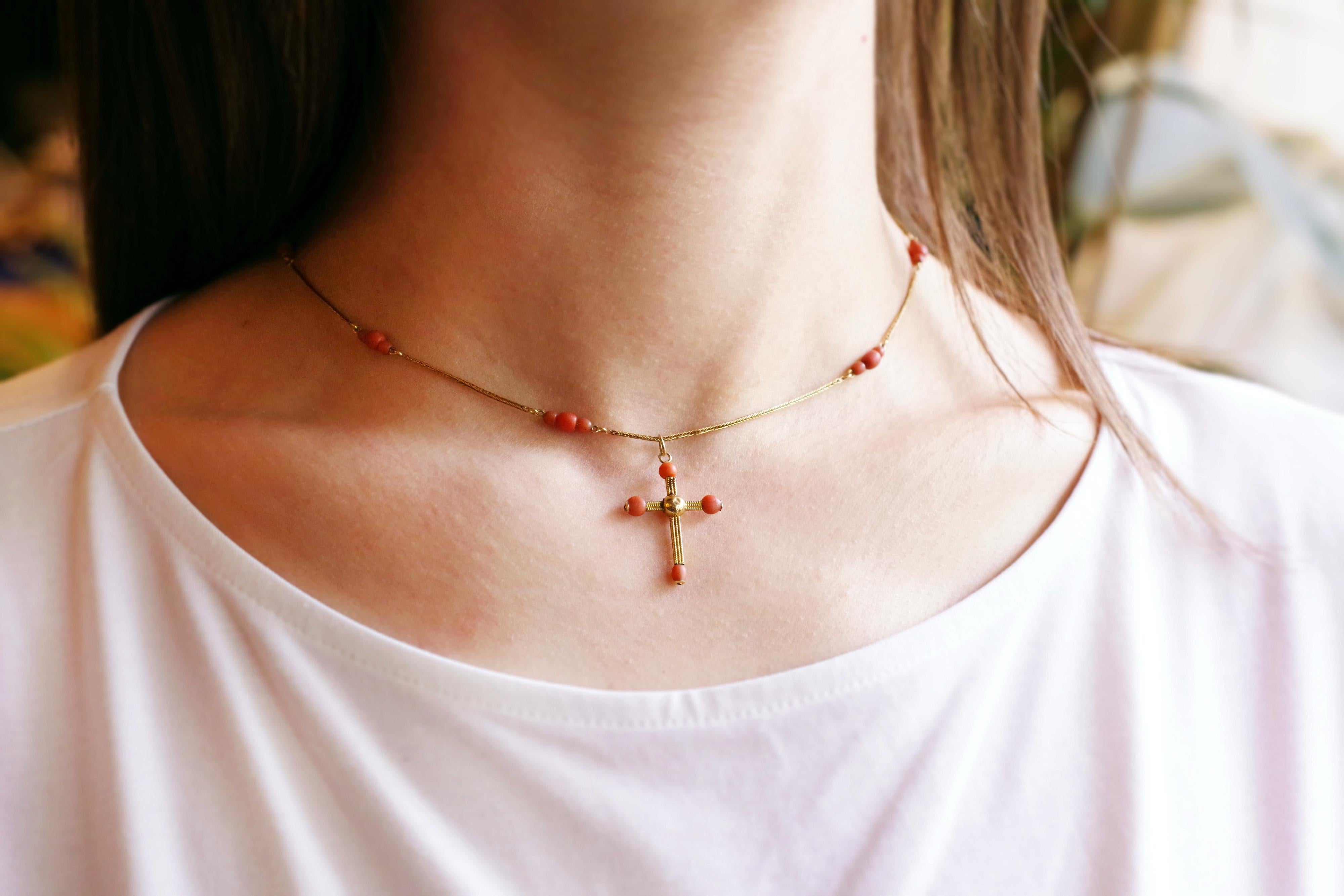 Antique Coral Cross Gold Necklace, Victorian Christian Necklace 18k Gold In Fair Condition For Sale In PARIS, FR