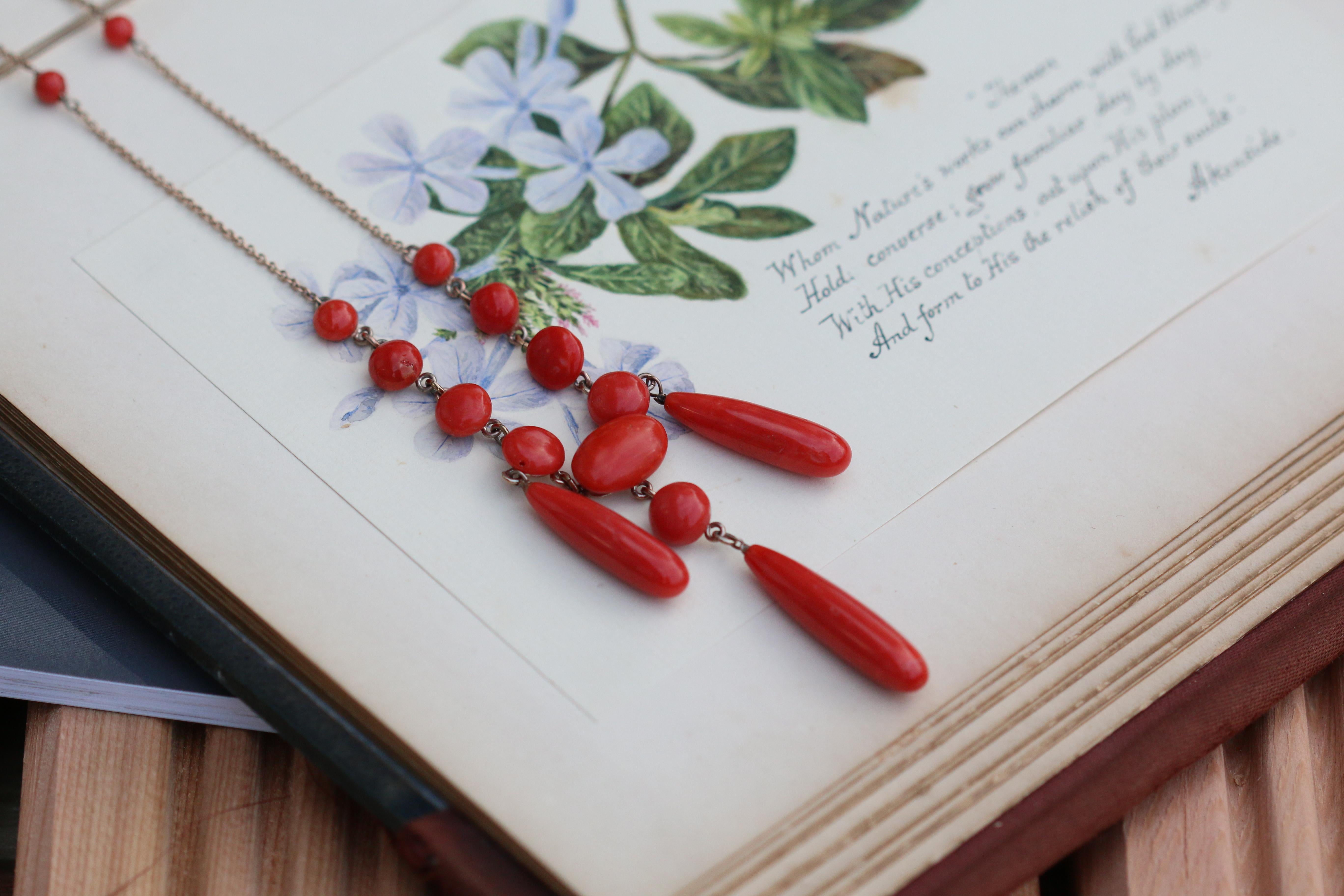 This is a classic design in coral jewellery. The focus of this necklace is the three elongated teardrops that hang beautifully below the chain. In the very centre of the necklace is an oval-shaped piece of coral, either side of this are graduated