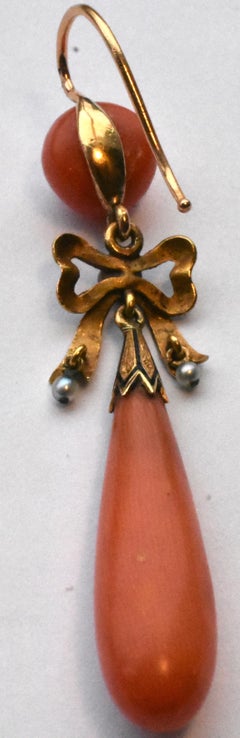 Orecchini antichi in corallo con perle e fiocco smaltato
