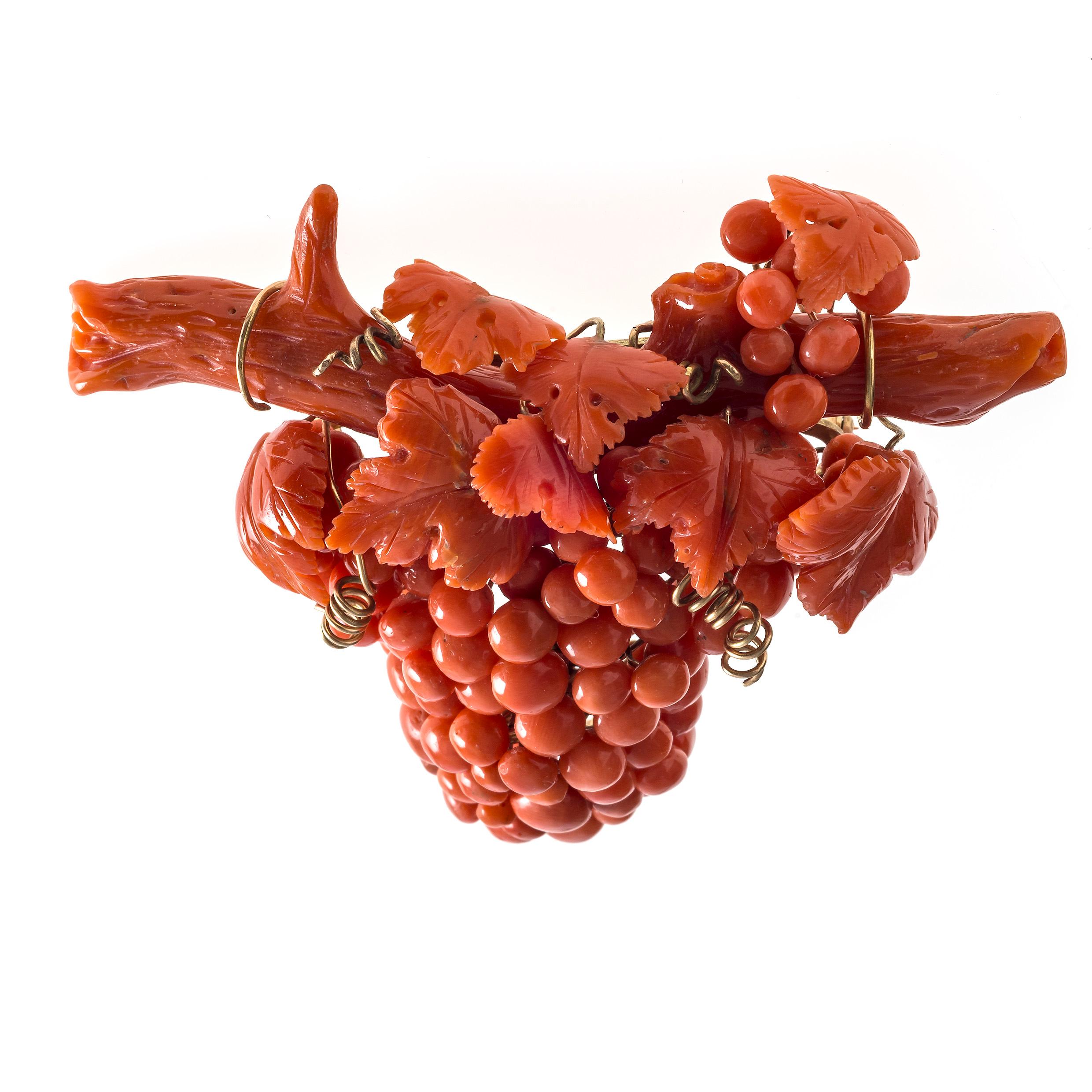 Taille mixte Broche ancienne en or 14 carats avec coraillium rubis et vigne en forme de raisin, Italie en vente