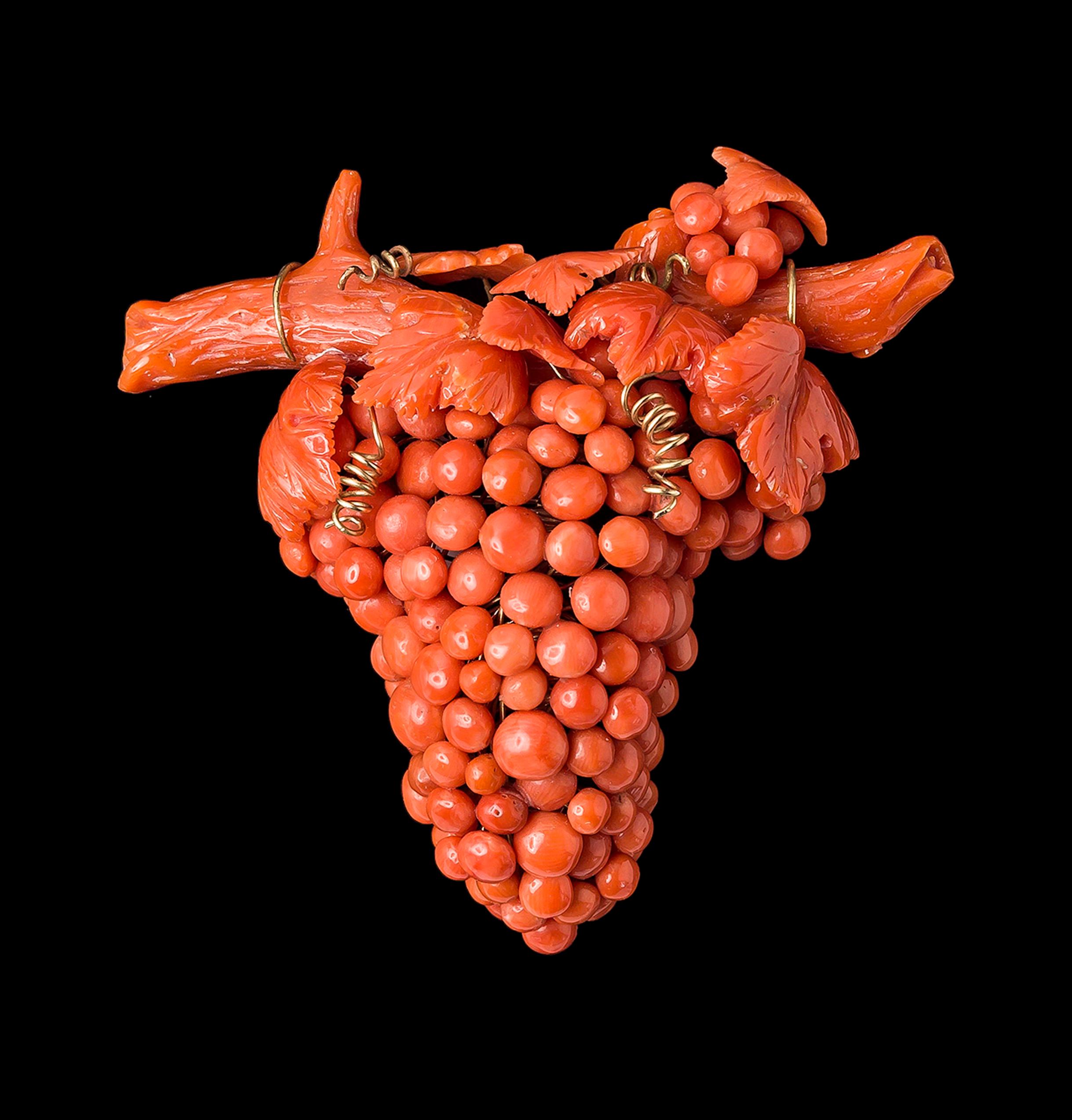 Broche ancienne en or 14 carats avec coraillium rubis et vigne en forme de raisin, Italie Unisexe en vente